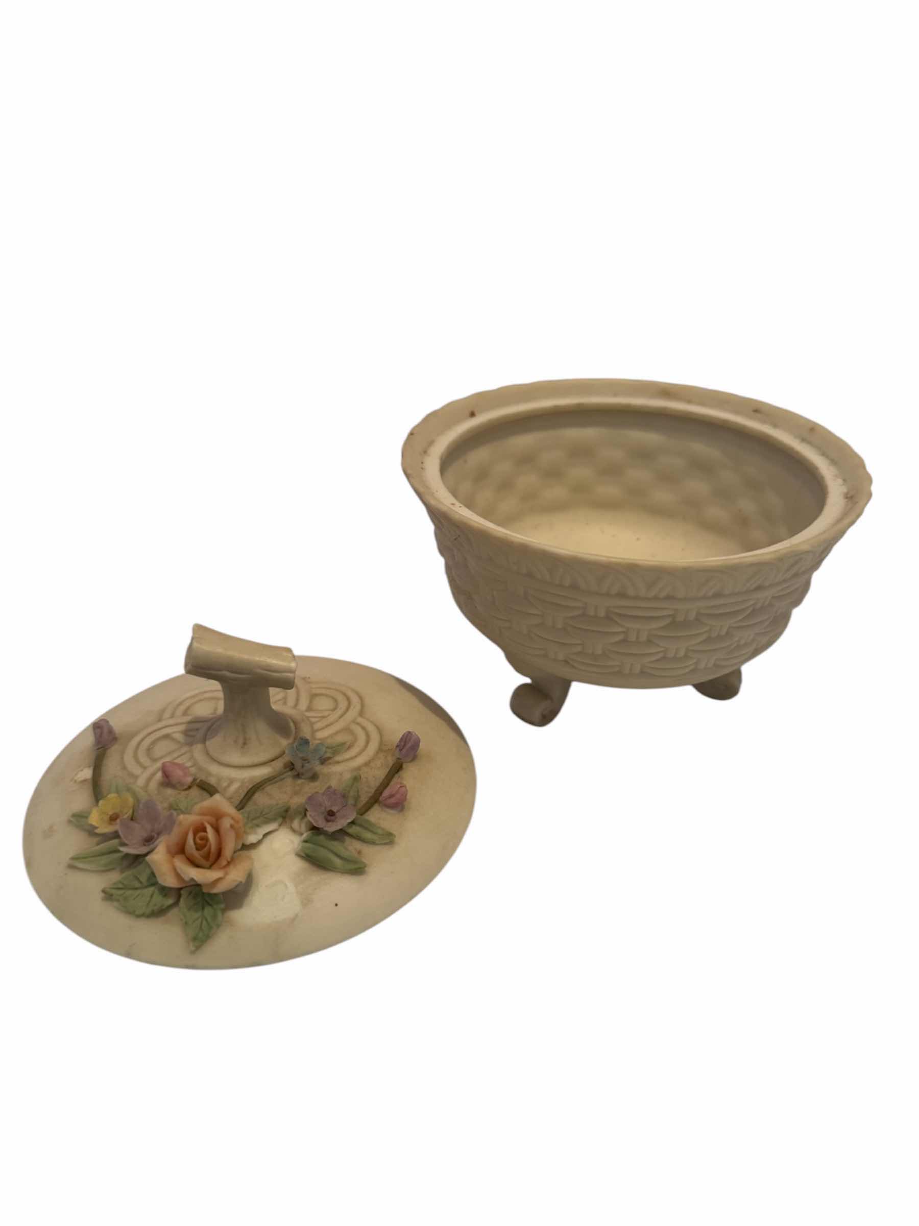 Photo 1 of HOME DECOR- LEFTON ANTIQUE IVORY HAND-PAINTED BIRDBATH AND TRINKET BOX OR CANDY DISH

TRINKET BOX/CANDY DISH
D4.5” X H 4.5”

BIRDBATH 
D5” X H 4.5”