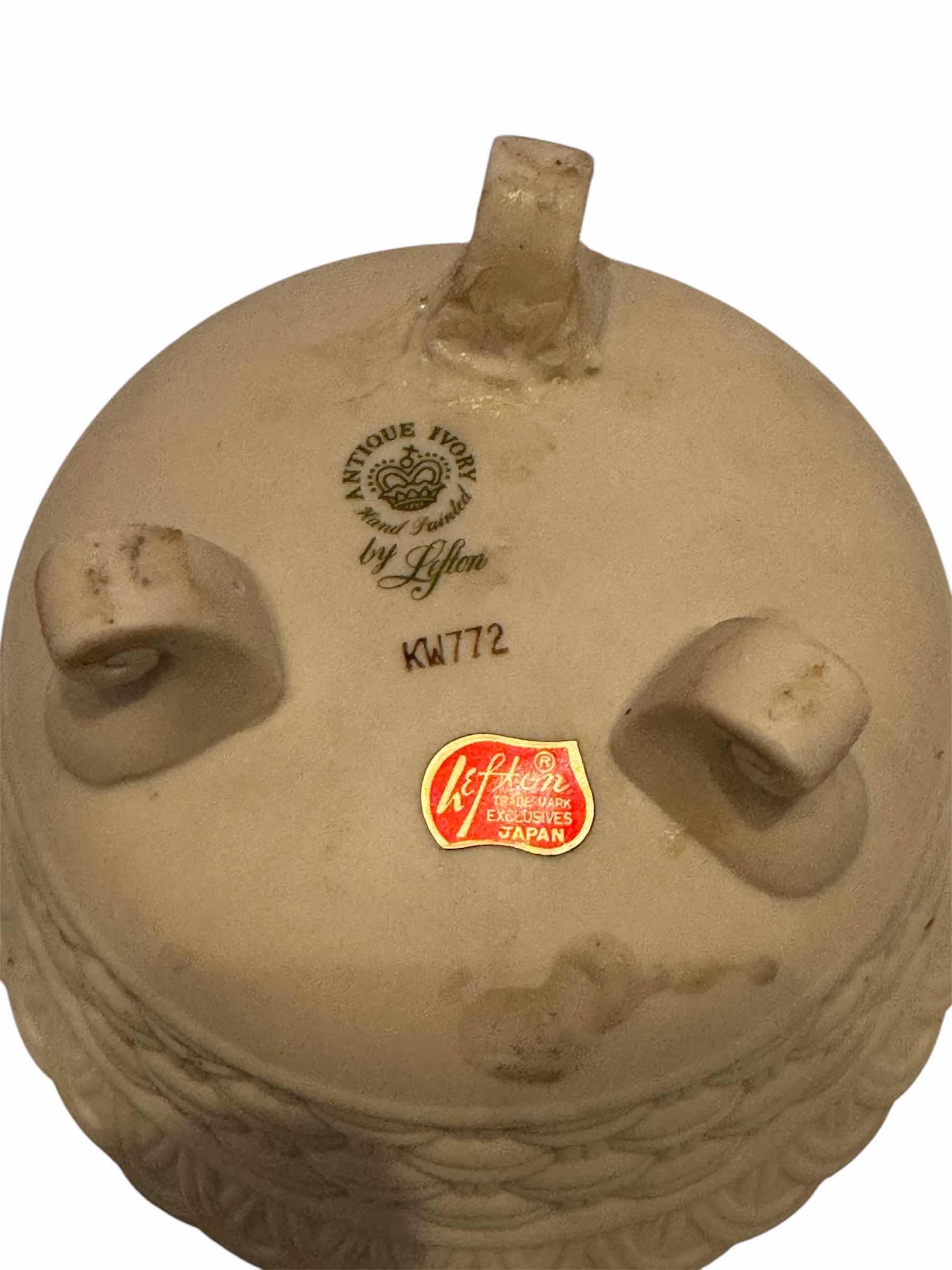 Photo 4 of HOME DECOR- LEFTON ANTIQUE IVORY HAND-PAINTED BIRDBATH AND TRINKET BOX OR CANDY DISH

TRINKET BOX/CANDY DISH
D4.5” X H 4.5”

BIRDBATH 
D5” X H 4.5”