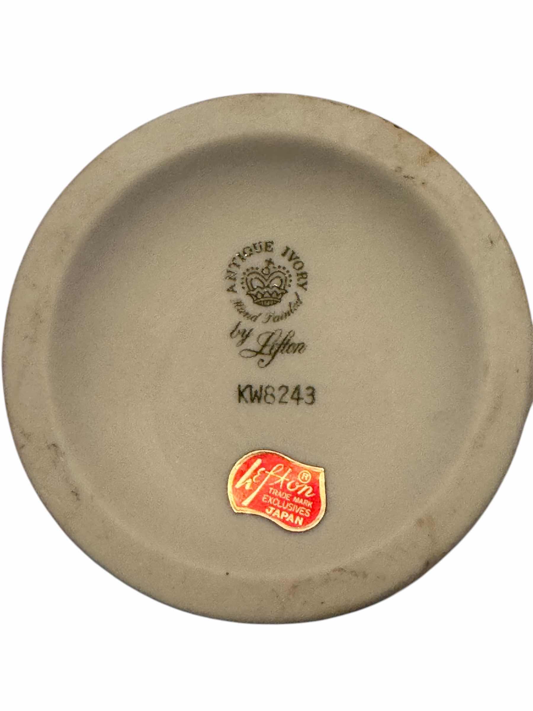 Photo 5 of HOME DECOR- LEFTON ANTIQUE IVORY HAND-PAINTED BIRDBATH AND TRINKET BOX OR CANDY DISH

TRINKET BOX/CANDY DISH
D4.5” X H 4.5”

BIRDBATH 
D5” X H 4.5”