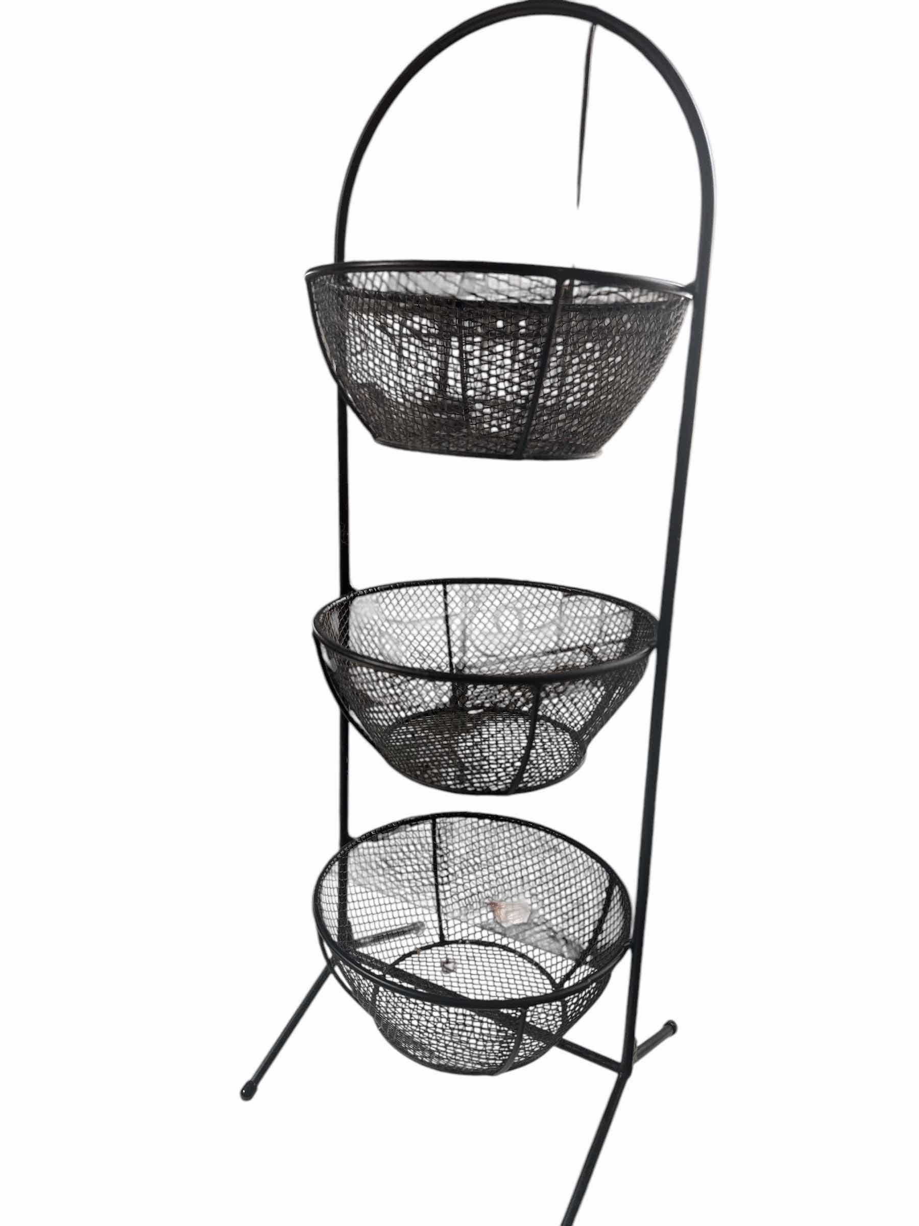 Photo 1 of 6 VARIOUS KITCHEN ITEMS (TRAY, SILICONE POT HOLDERS, SPOON REST)