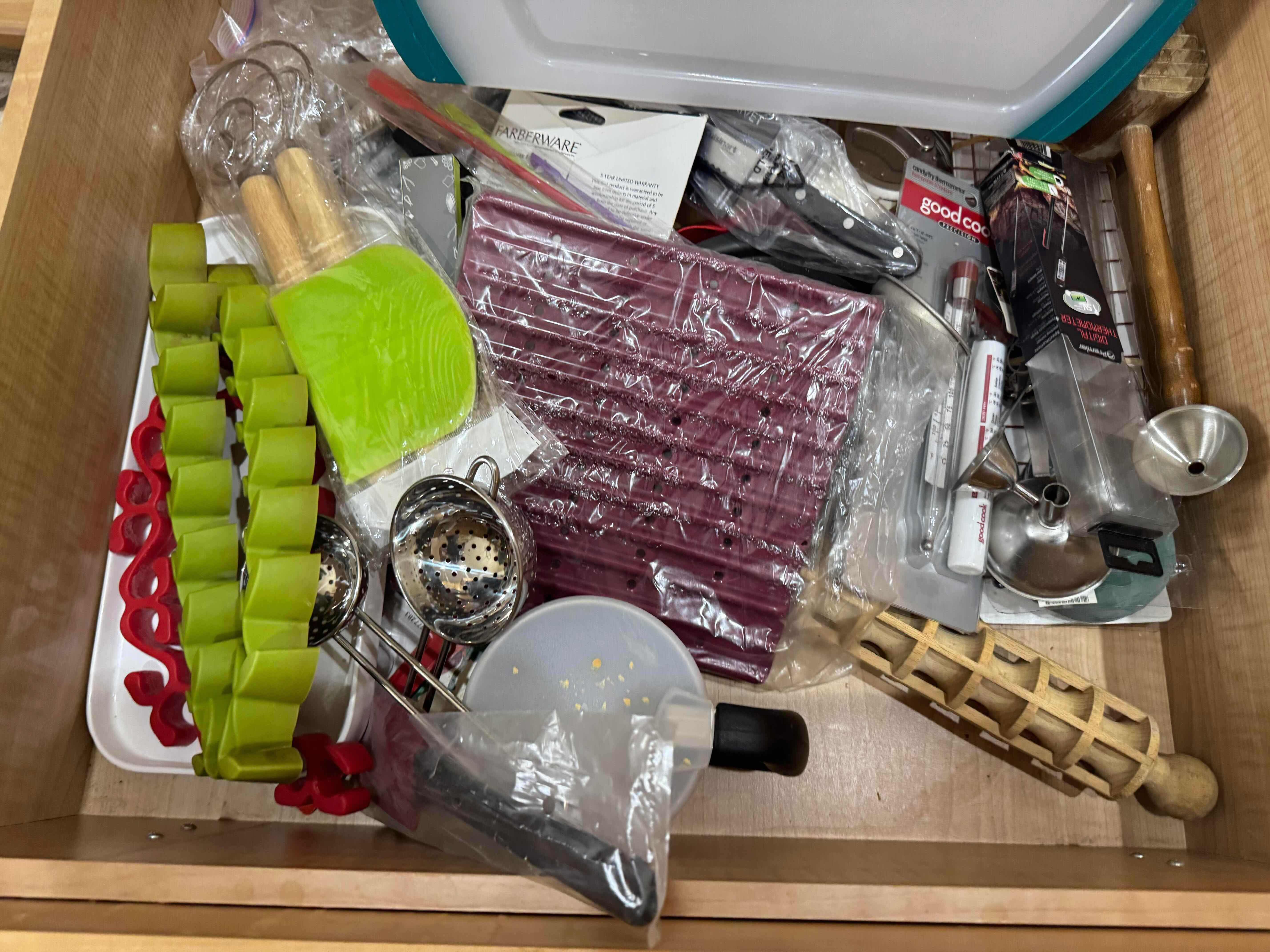 Photo 1 of CONTENTS OF DRAWER