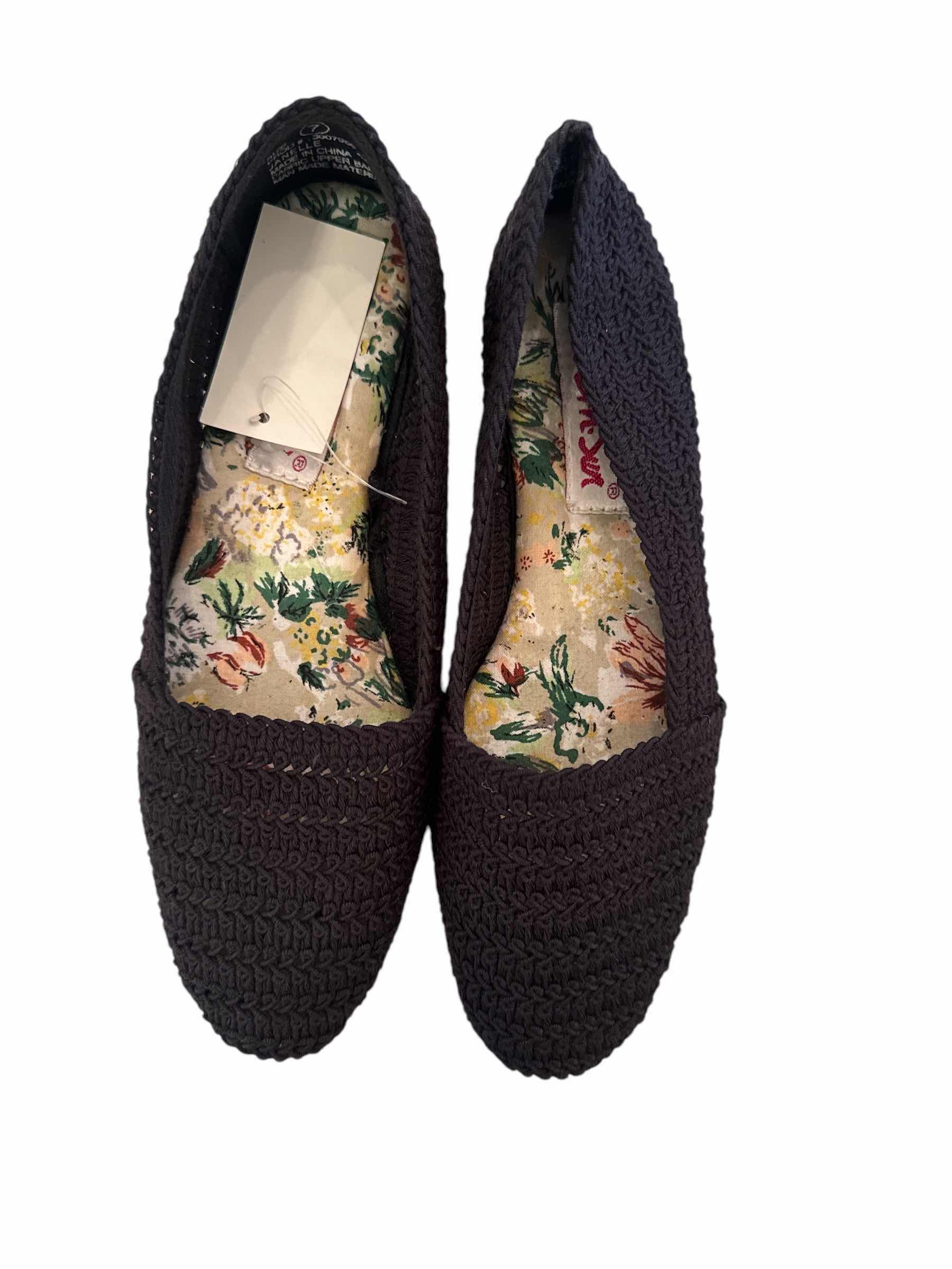 Photo 1 of SAND N SUN LLE BLACK SIZE 7-WOMEN'S SHOES