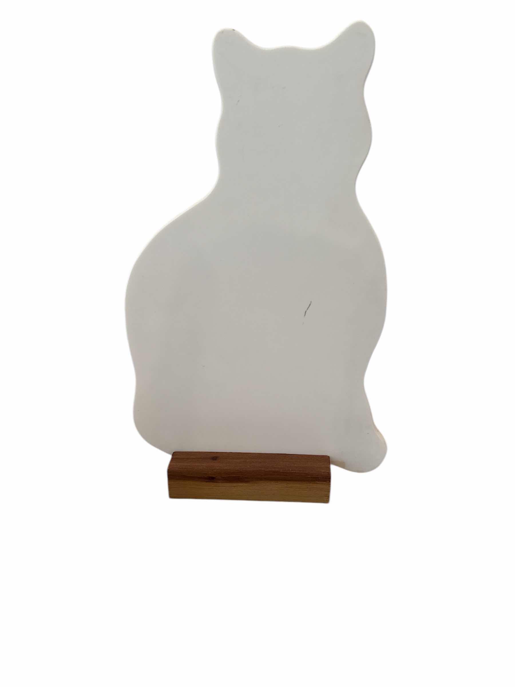 Photo 1 of CAT CUTTING BOARD & 5 TRIVETS