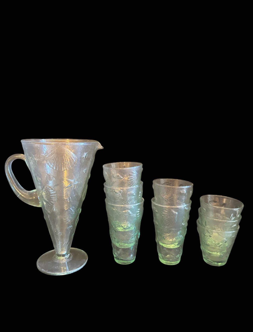 Photo 1 of VINTAGE SEASHELLS DEPRESSION GLASS PITCHER, GLASSES, AND BOWL,
9 ITEMS 

PITCHER 
D8” X H10.5”

BOWL
D11.5” X H6