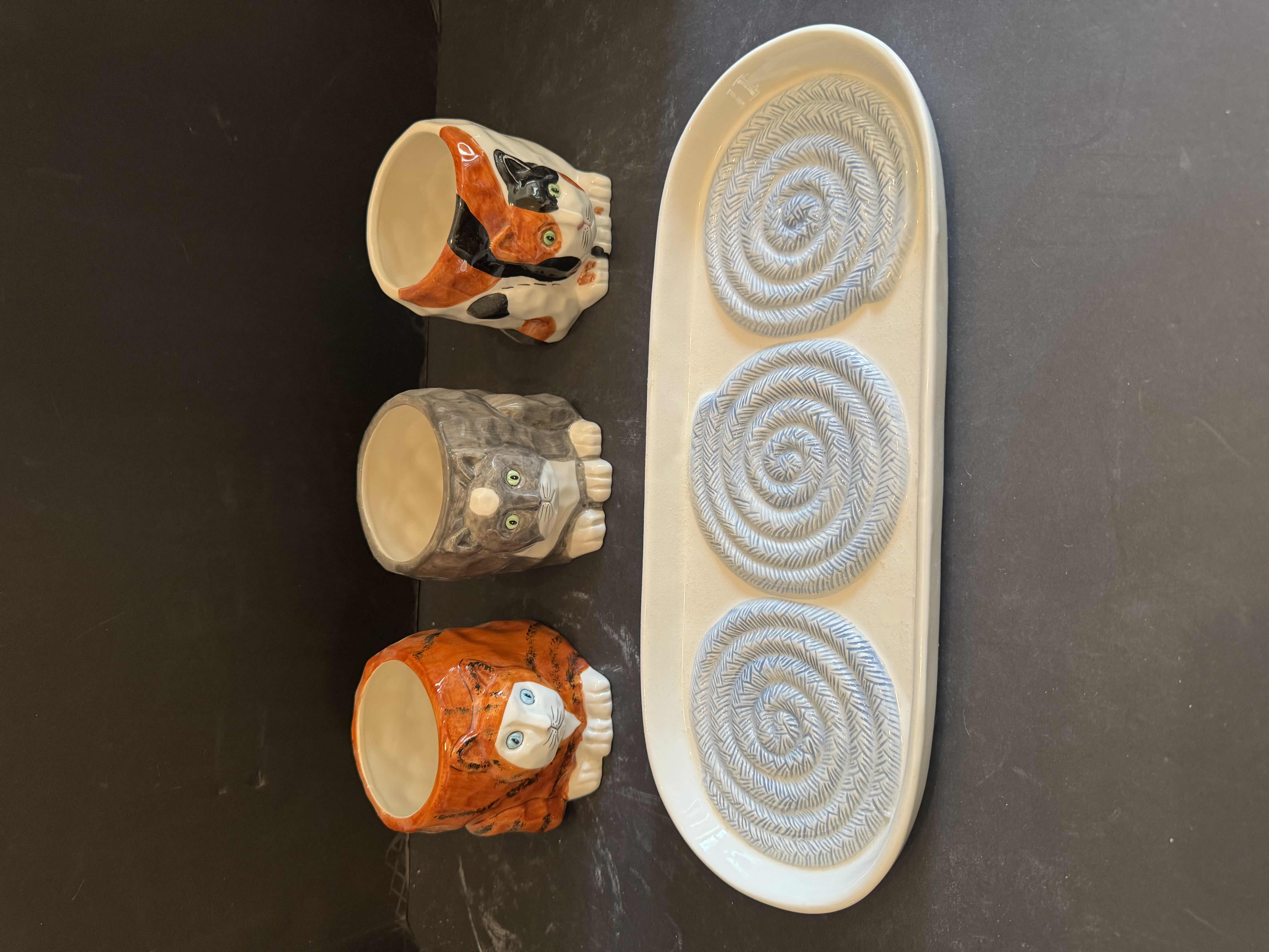 Photo 2 of ASSORTED HOME DECOR, CAT DECOR, CERAMIC AND RESIN, CAT VASE TISSUE COVER BOX, CUPS AND TRAY

TISSUE COVER BOX
5.5” X 5.5” X H6”

CUPS WITH TRAY
14” X 5.5” X H4.5”

VASE
6” X 5.5” X H10”