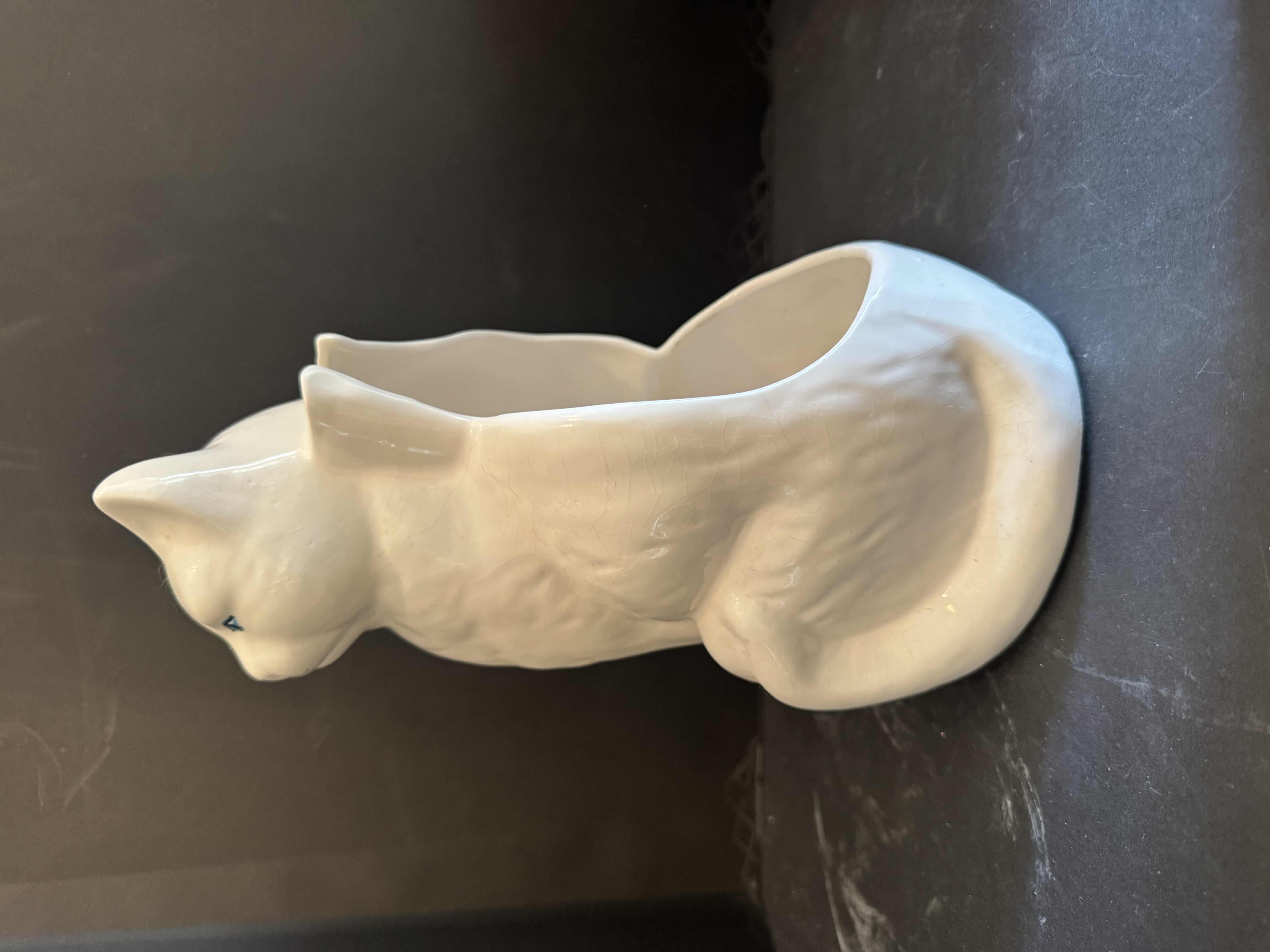 Photo 4 of ASSORTED HOME DECOR, CAT DECOR, CERAMIC AND RESIN, CAT VASE TISSUE COVER BOX, CUPS AND TRAY

TISSUE COVER BOX
5.5” X 5.5” X H6”

CUPS WITH TRAY
14” X 5.5” X H4.5”

VASE
6” X 5.5” X H10”