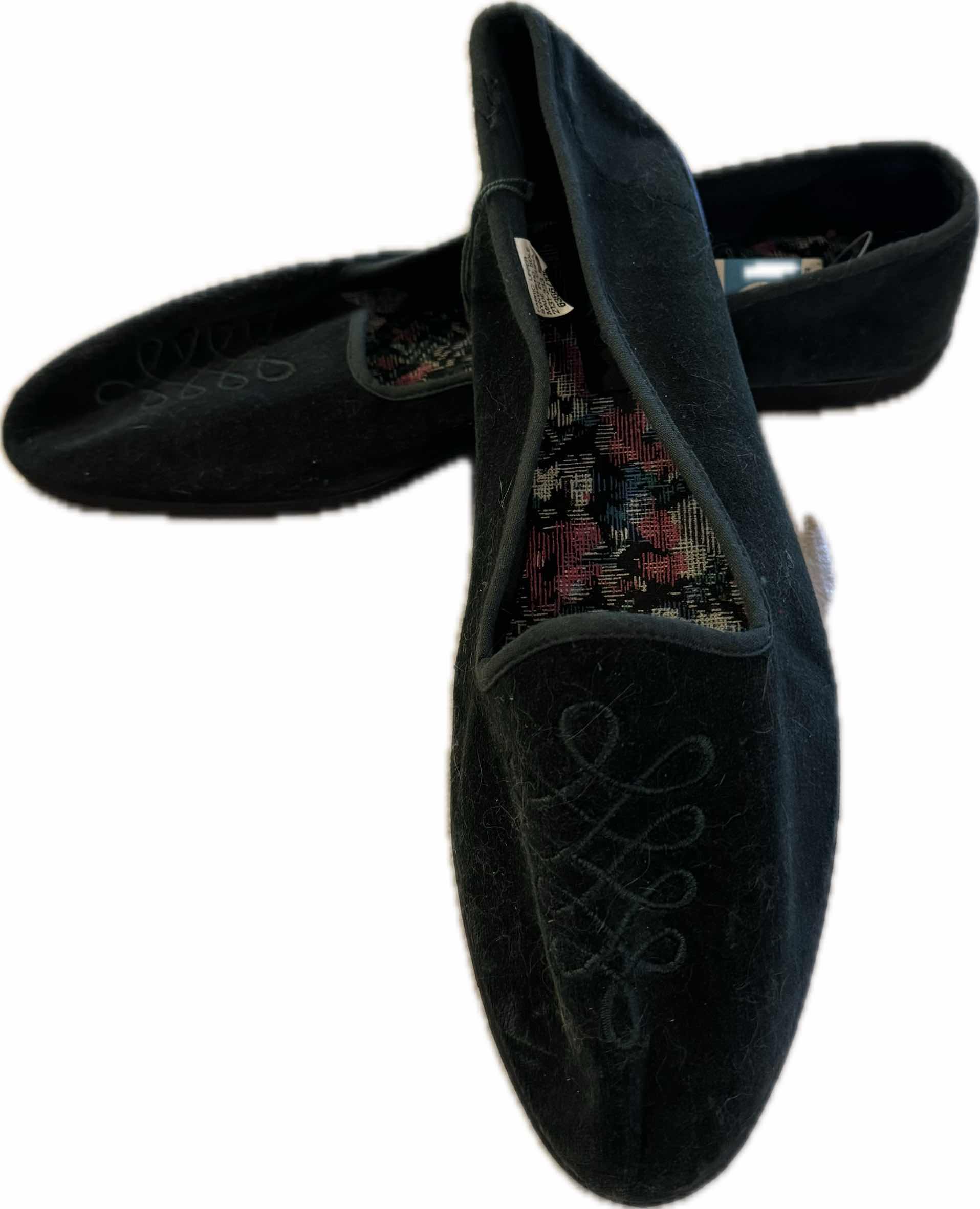 Photo 1 of 50
3- WOMENS SHOES SIZE 10, RED, GREEN JUST FOR KICKS SLIP ON SHOES, BLACK SAM EDELMAN SLIP ON SHOES