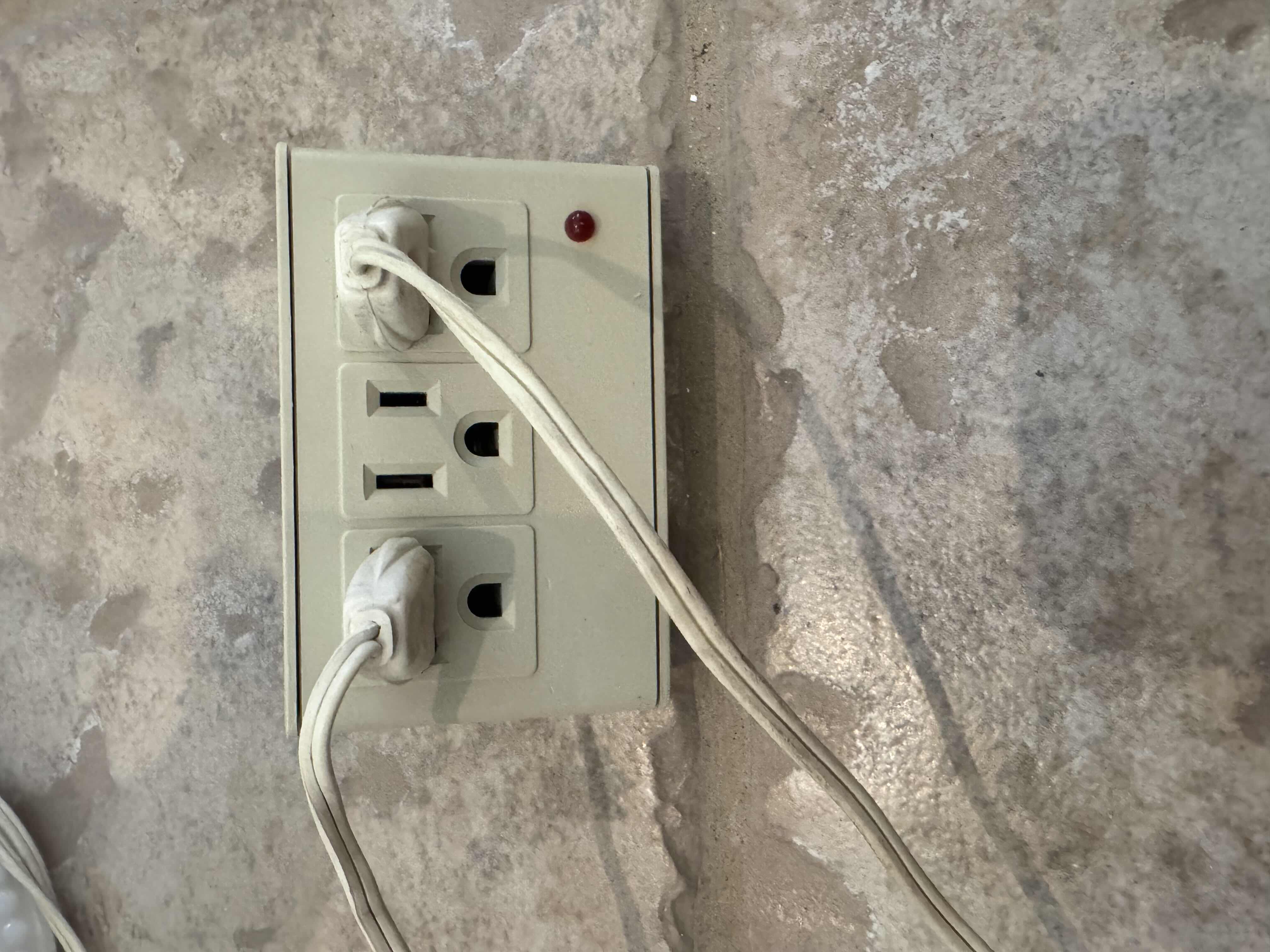 Photo 3 of 80
2- VINTAGE ANTIQUE LEVITON MILK GLASS TABLE LAMPS

H17”