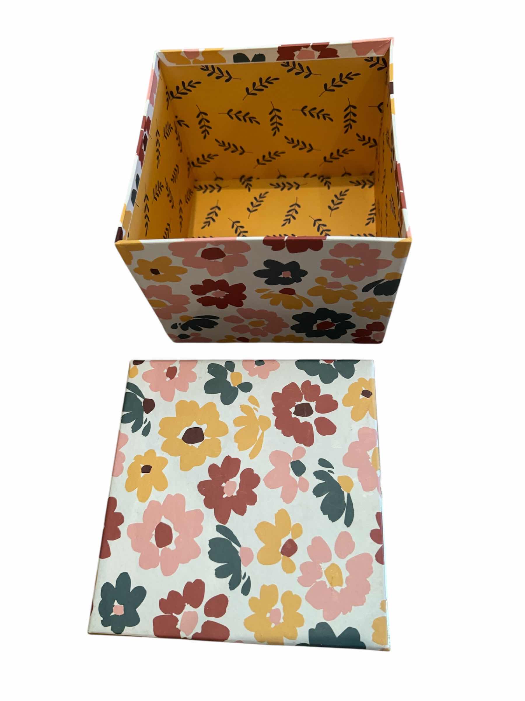 Photo 1 of 60
11-ASSORTED SUNGLASSES AND GLASSES, REEDERS, AND STORAGE BOX

H6” AND SMALLER