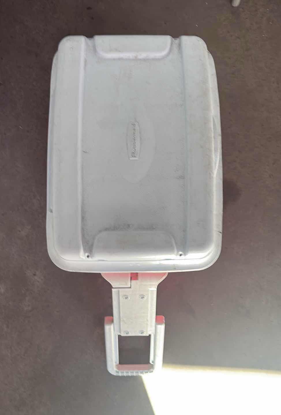 Photo 1 of RUBBERMAID ROLLING COOLER 18”X13”X18”H