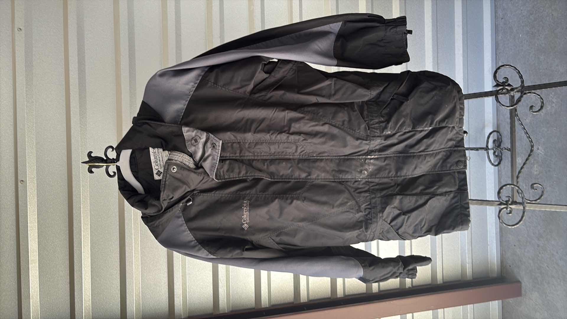 Photo 1 of MENS WINTERWEAR JACKETS COLUMBIA L AND CHAPS XL