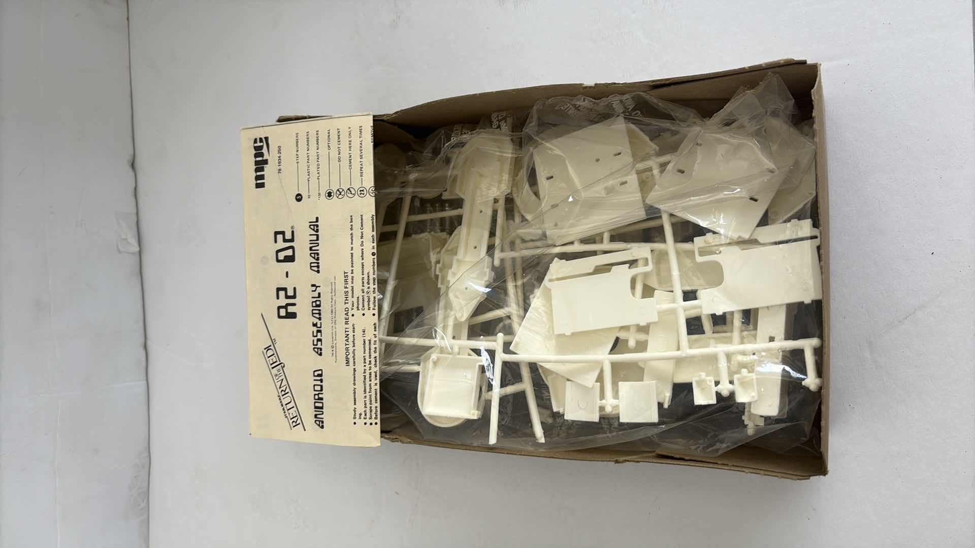 Photo 1 of NEW IN BOX-STAR WARS RETURN OF THE JEDI R2-D2 MODEL SET