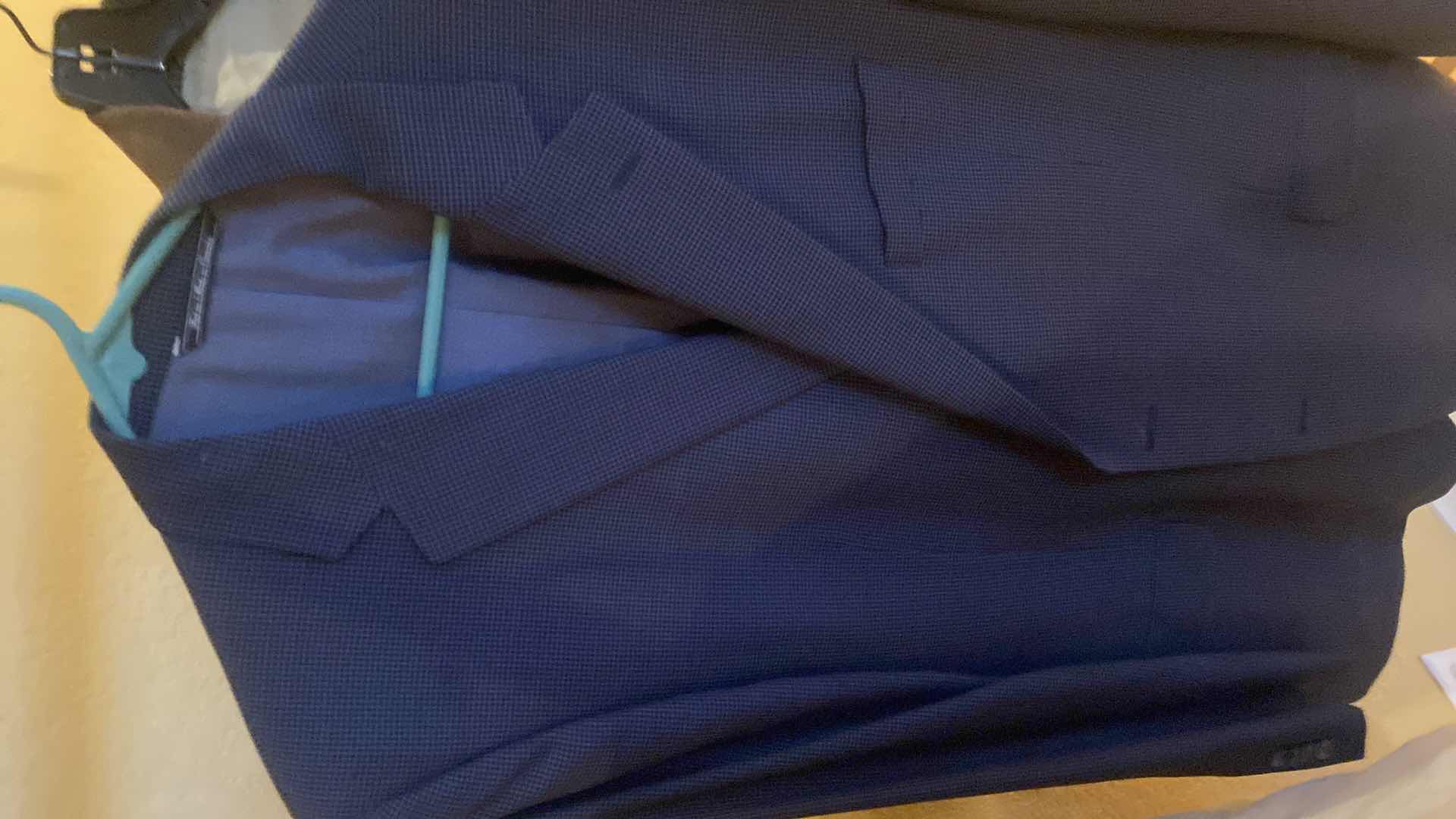 Photo 1 of 5 - OUTERWEAR & SPORTS COATS EST SIZE L / XL