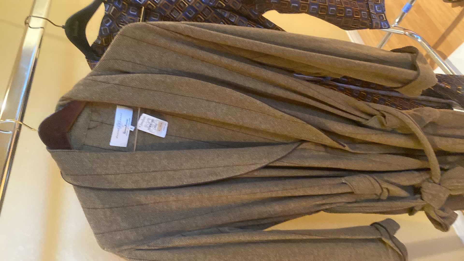 Photo 1 of 2 - NEW DESIGNER MENS ROBES SIZE LARGE