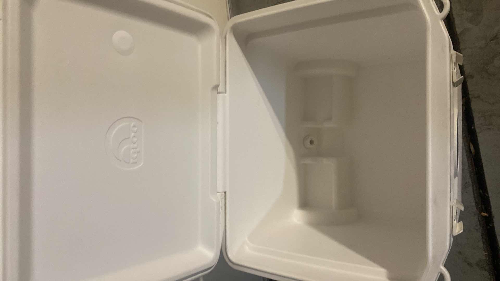 Photo 1 of IGLOO 52 QT ROLLER ICE CHEST