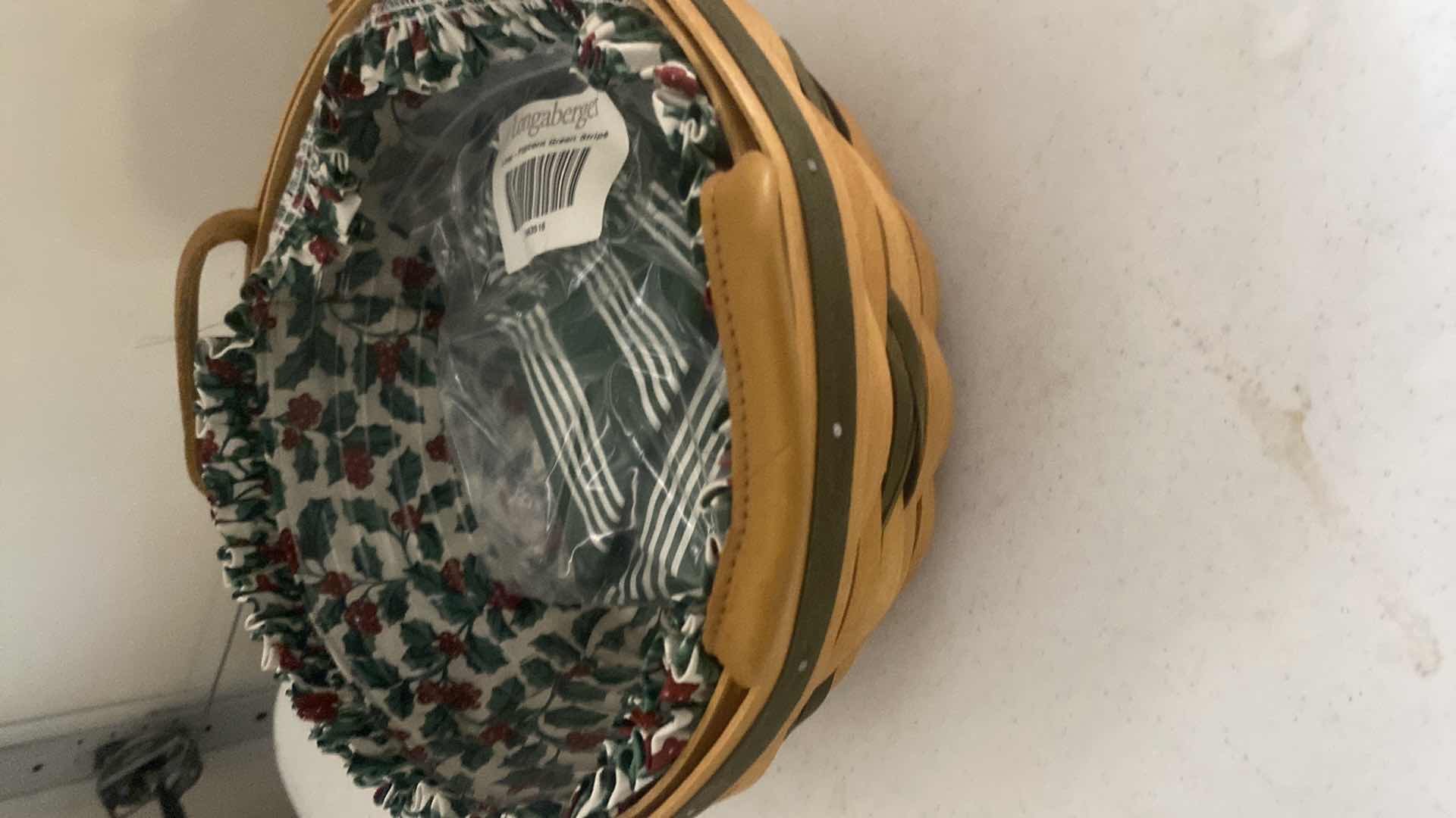 Photo 1 of VINTAGE 1999 LONGABERGER CHRISTMAS COLLECTION POPCORN BASKET WITH 2 LINERS, BASKET HAD PLASTIC INSERT