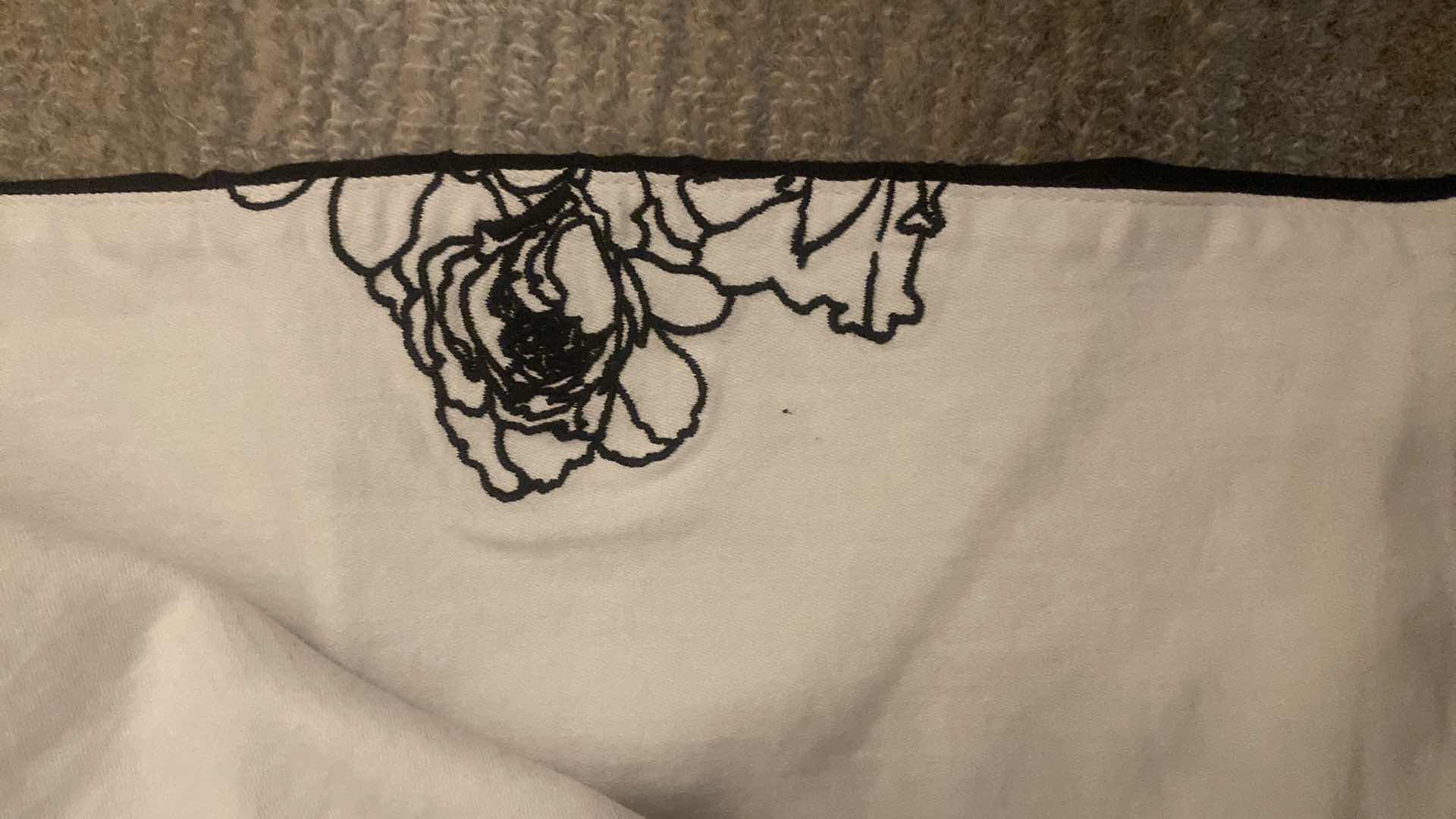 Photo 1 of 2 - WOMENS WHITE HOUSE BLACK MARKET CROP PANTS SIZE 6