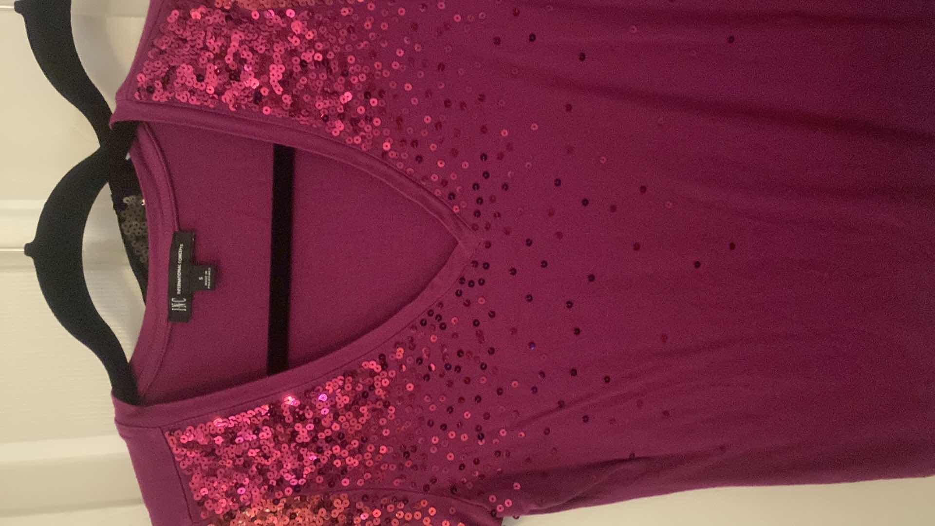 Photo 1 of 4 - WOMENS INC V NECK TEES WITH SEQUIN DETAIL SIZE SMALL