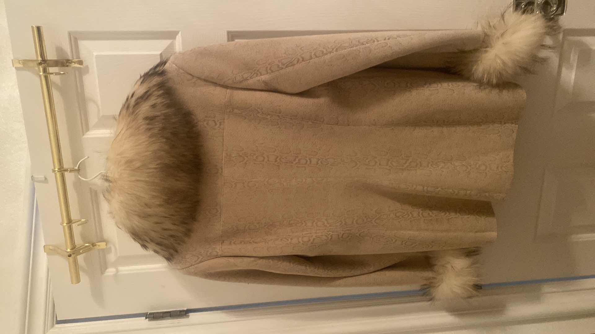 Photo 1 of WOMENS DESIGNER SNAKE EMBOSSED SHEEPSKIN JACKET WITH REAL FUR TRIM EST SIZE LARGE/ X LARGE