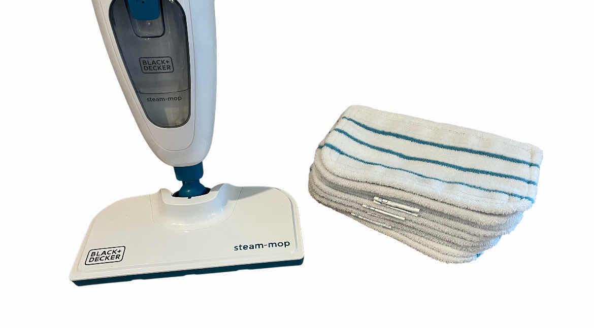 Photo 1 of BLACK & DECKER CLASSIC 16’ EXTENSION STEAM MOP HSMI3EI W 9 MICROFIBER PADS