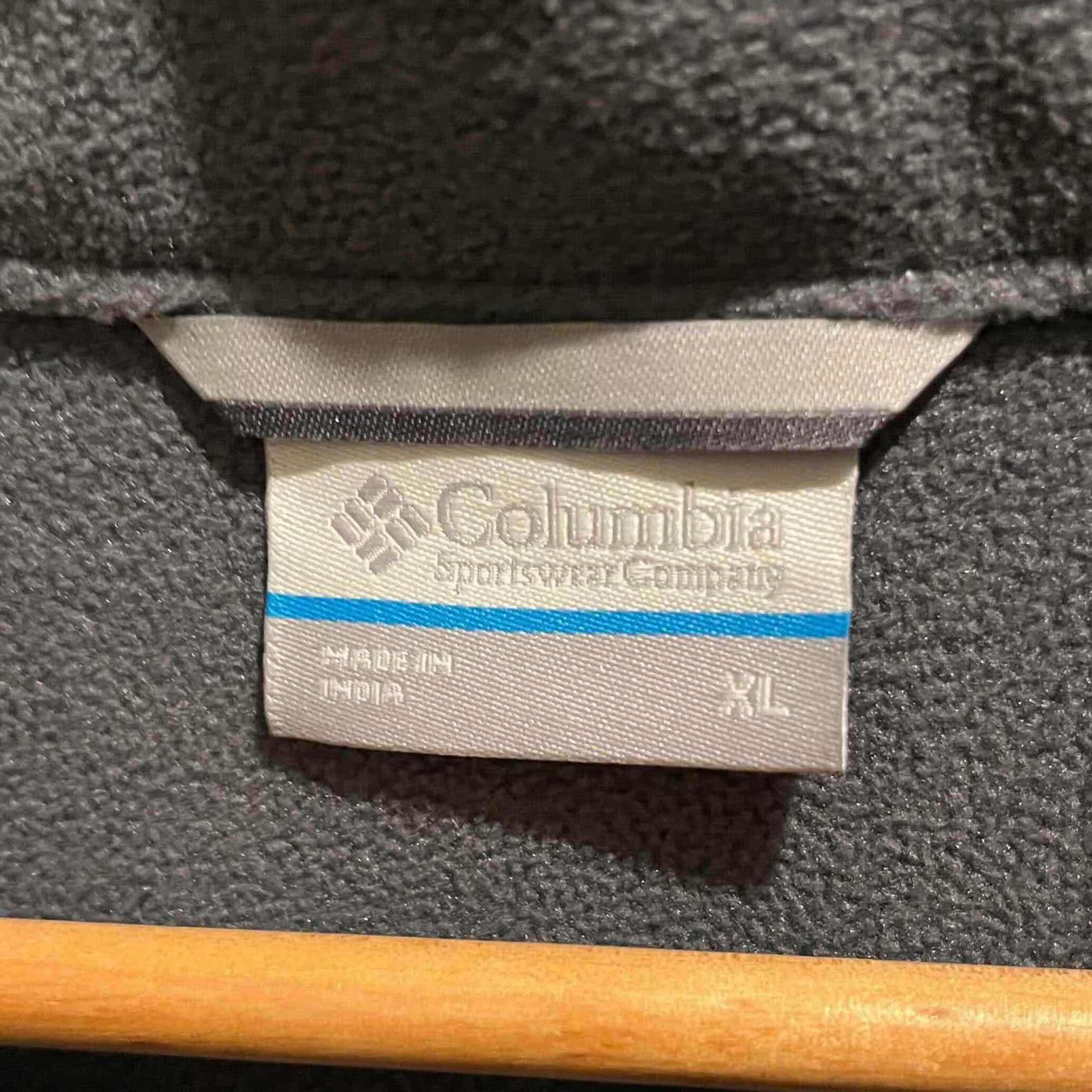 Photo 1 of COLUMBIA GRAY WATER RESISTANT SOFT SHELL JACK MENS XL