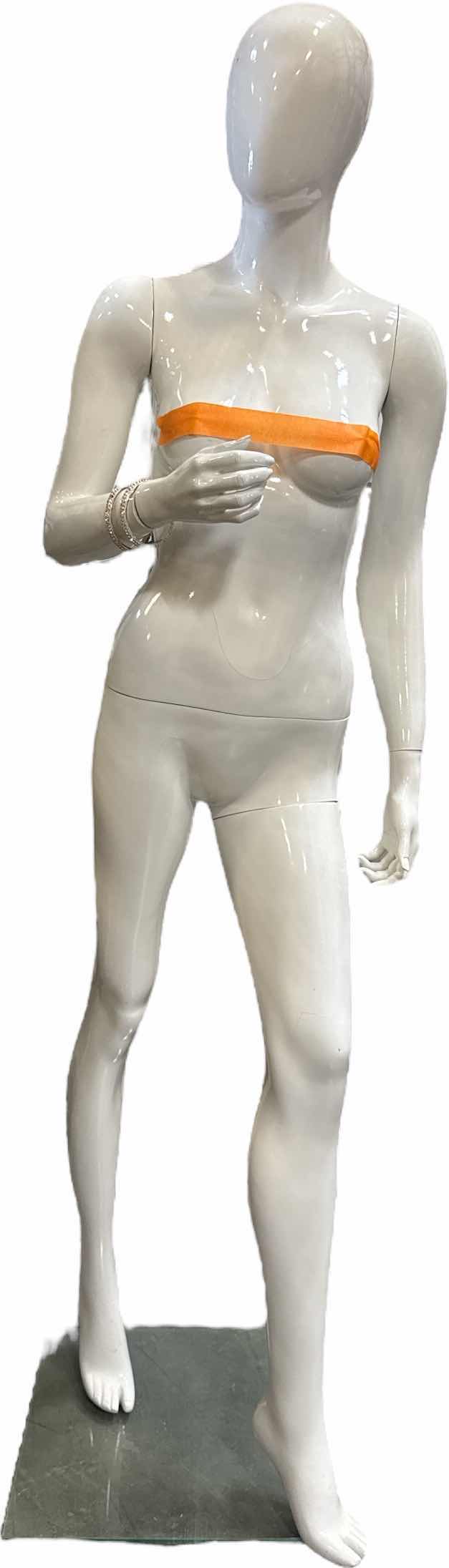 Photo 1 of FEMALE MANNEQUIN ON TEMPERED GLASS WHITE H70”