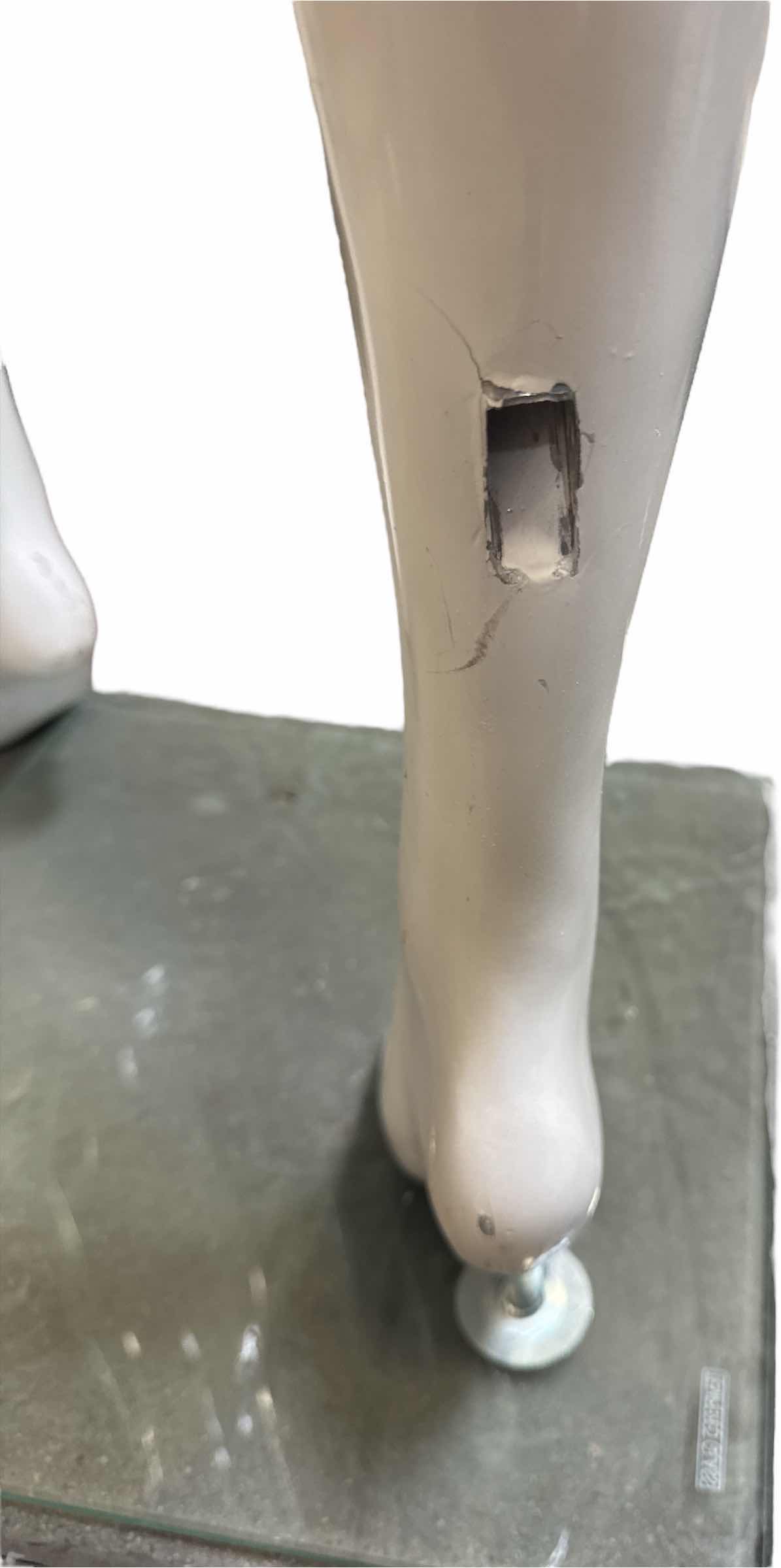 Photo 1 of FEMALE MANNEQUIN ON TEMPERED GLASS WHITE H70”