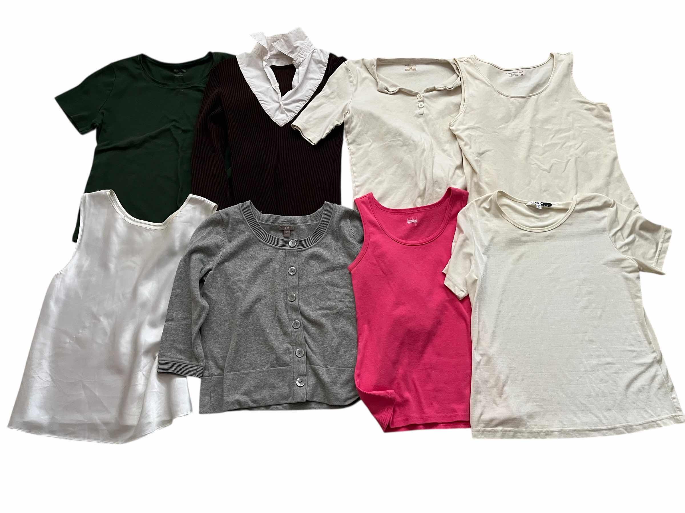 Photo 1 of WOMENS TOPS SIZE SM-LG (8)