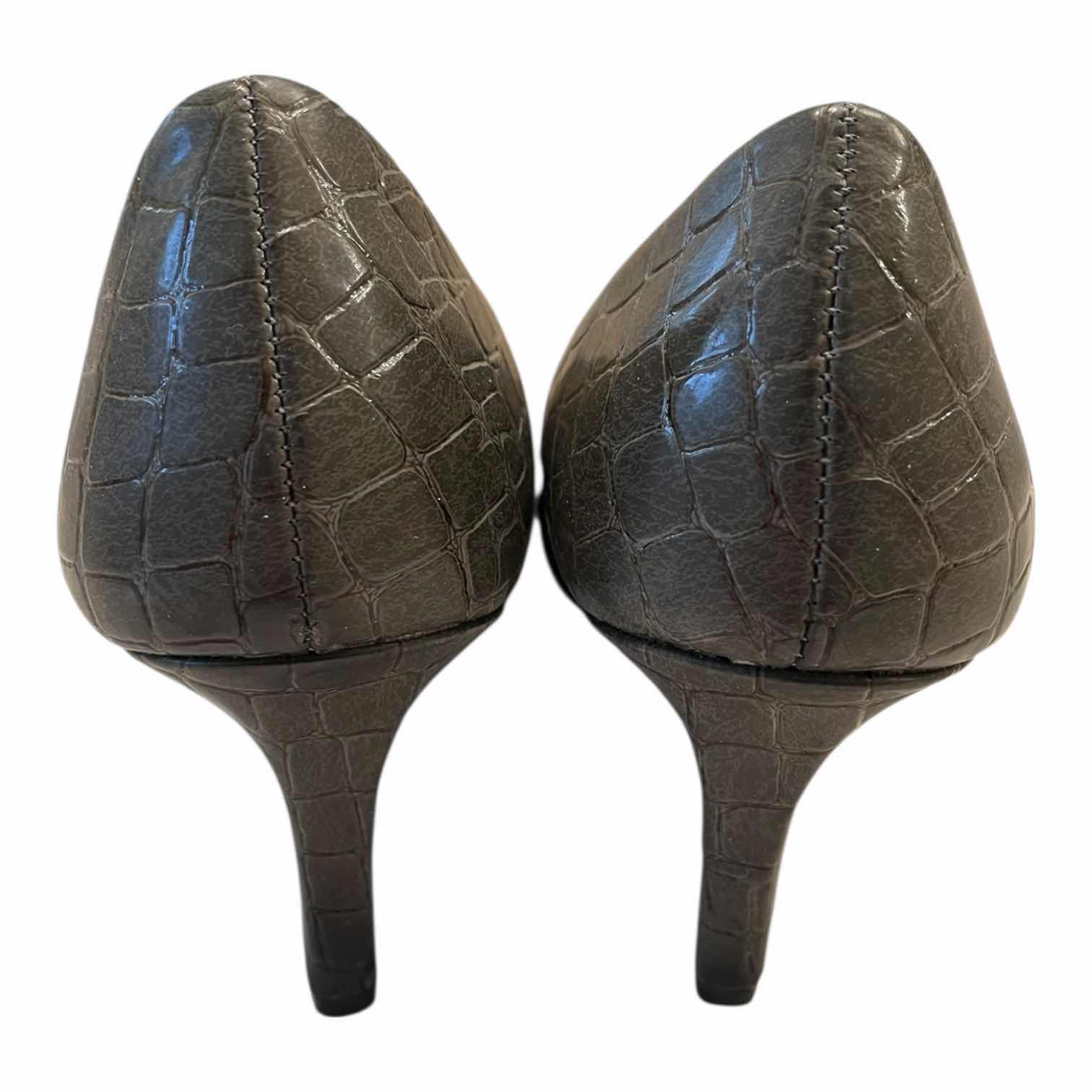 Photo 1 of COMFORT PLUS GRAY GATOR PRINT HEELS WOMENS SIZE 8.5”