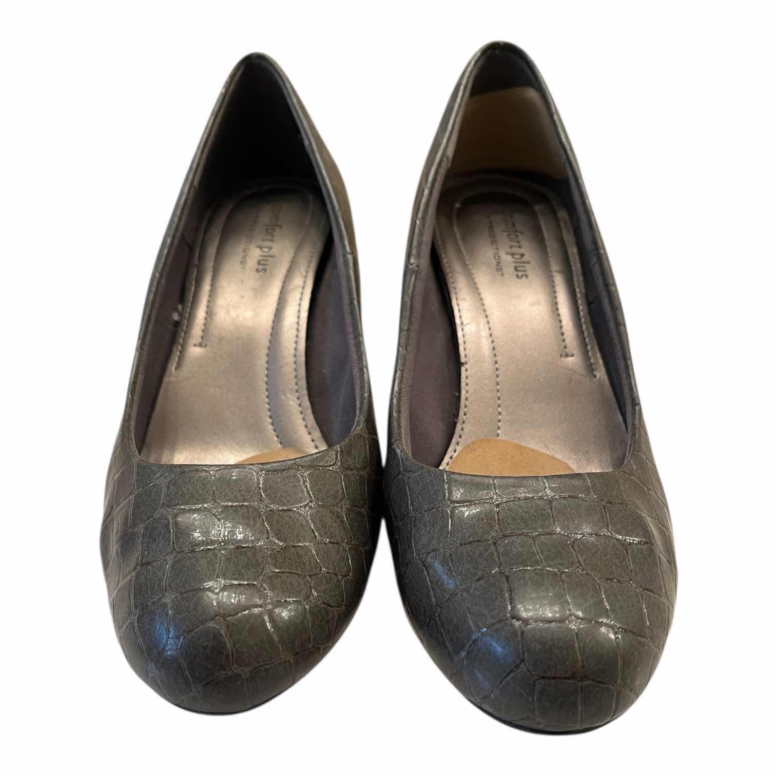 Photo 1 of COMFORT PLUS GRAY GATOR PRINT HEELS WOMENS SIZE 8.5”