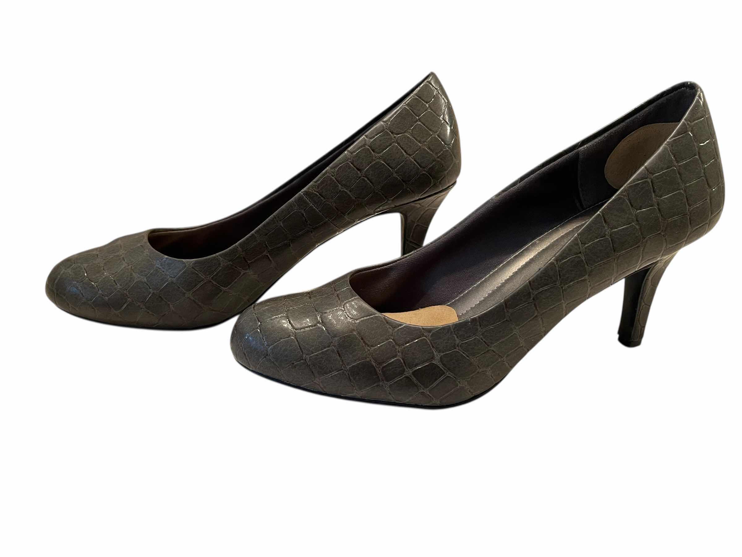 Photo 1 of COMFORT PLUS GRAY GATOR PRINT HEELS WOMENS SIZE 8.5”