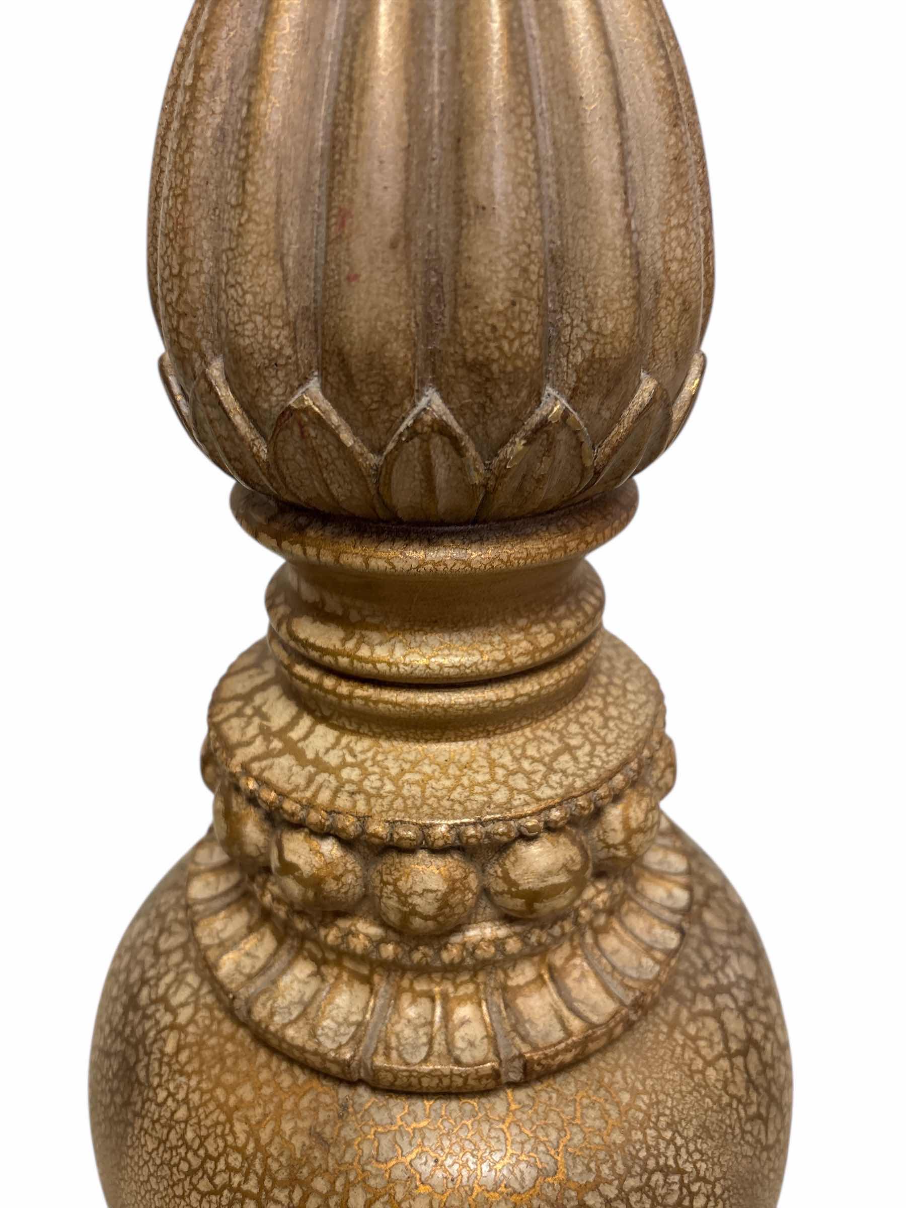Photo 1 of VICTORIAN STYLE URN H16.5”