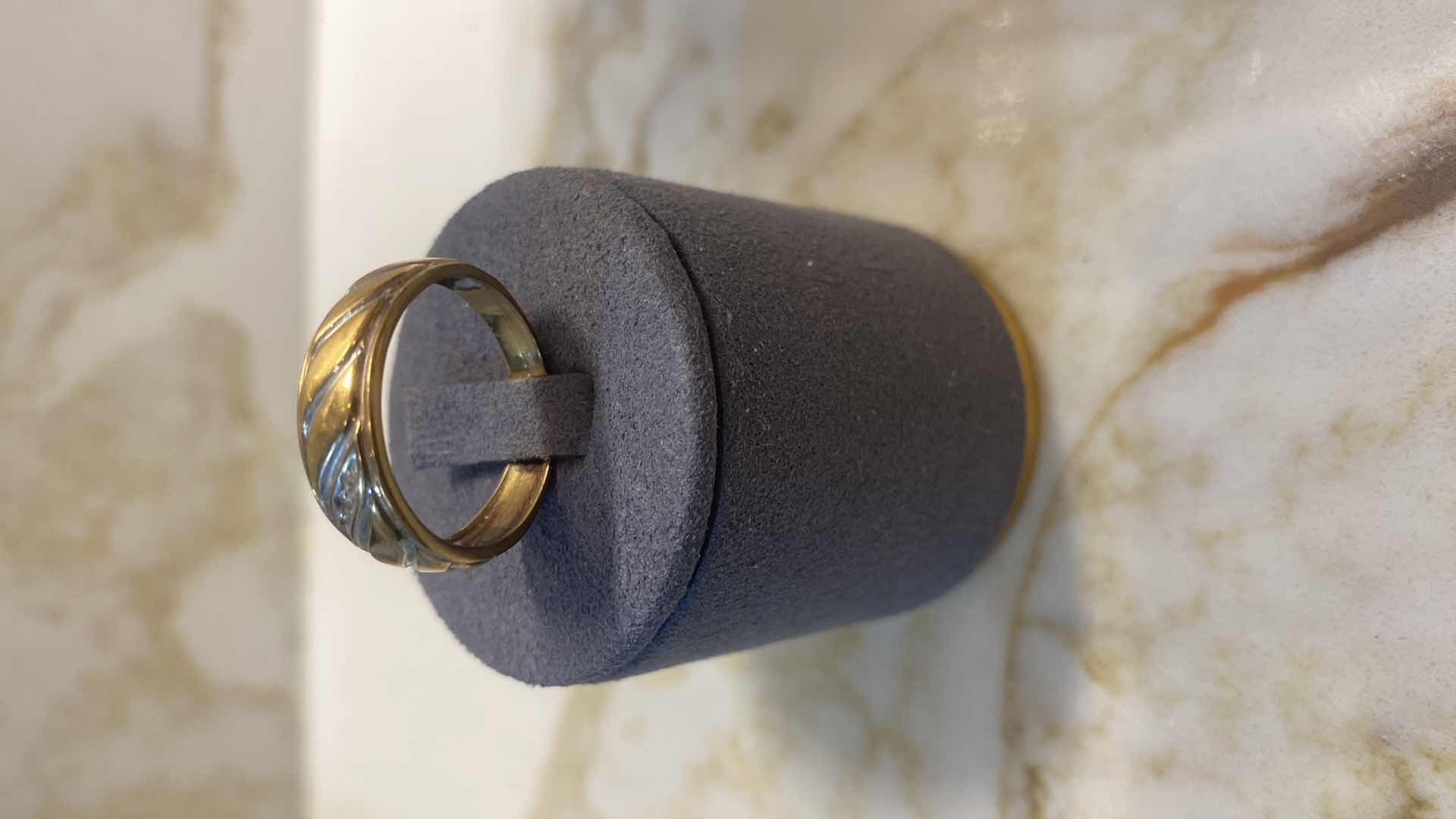 Photo 1 of WOMEN’S RING STAMPED 10 K GOLD 3 G SIZE 8 JEWELRY