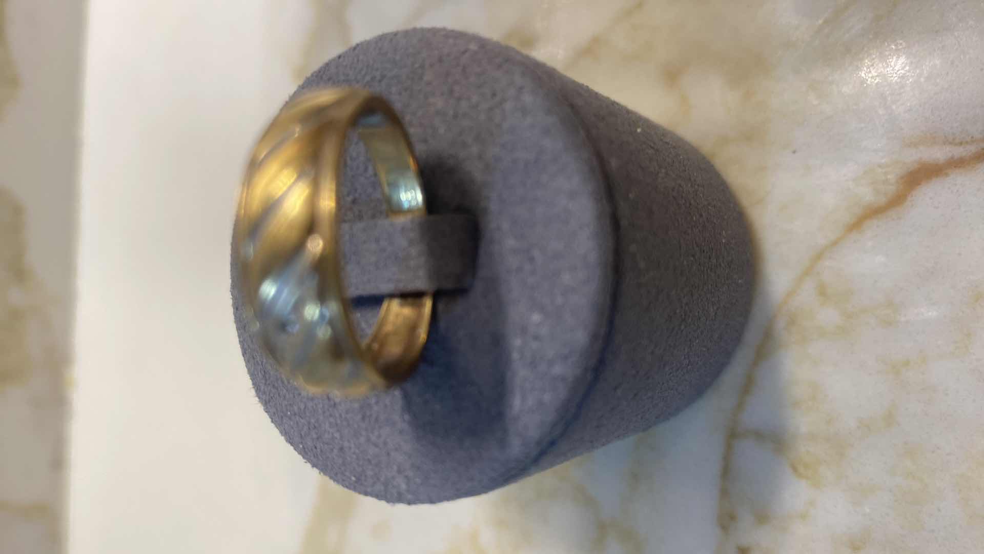 Photo 1 of WOMEN’S RING STAMPED 10 K GOLD 3 G SIZE 8 JEWELRY