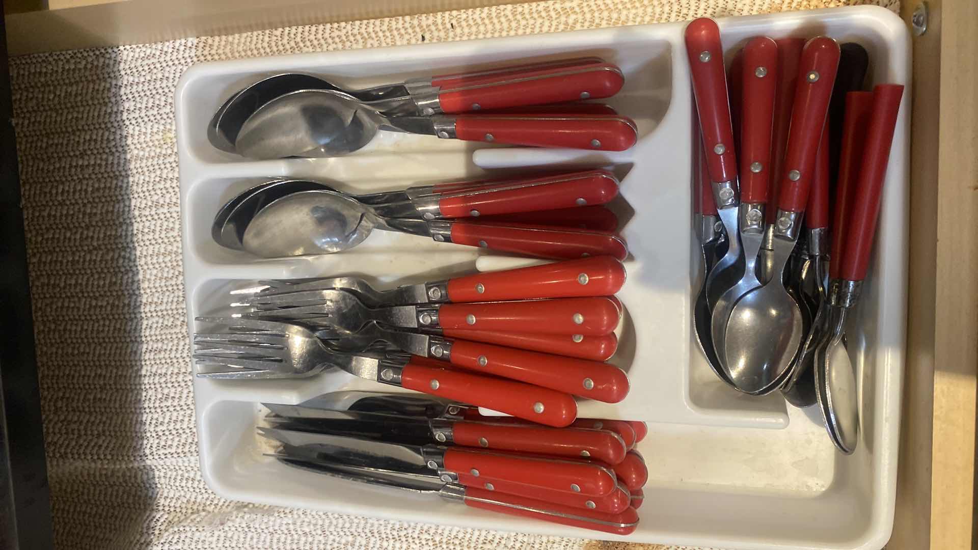 View 4 of CONTENTS OF DRAWER – SILVERWARE KNIVES & PIE ACCESSORIES