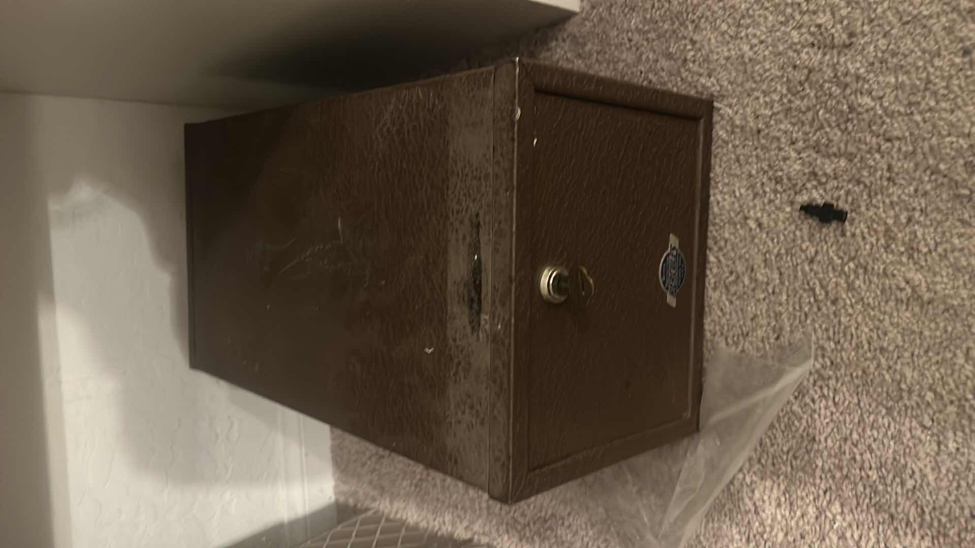View 3 of LOCKING METAL CASH BOX 8 1/2“ x 16“ x H8“
