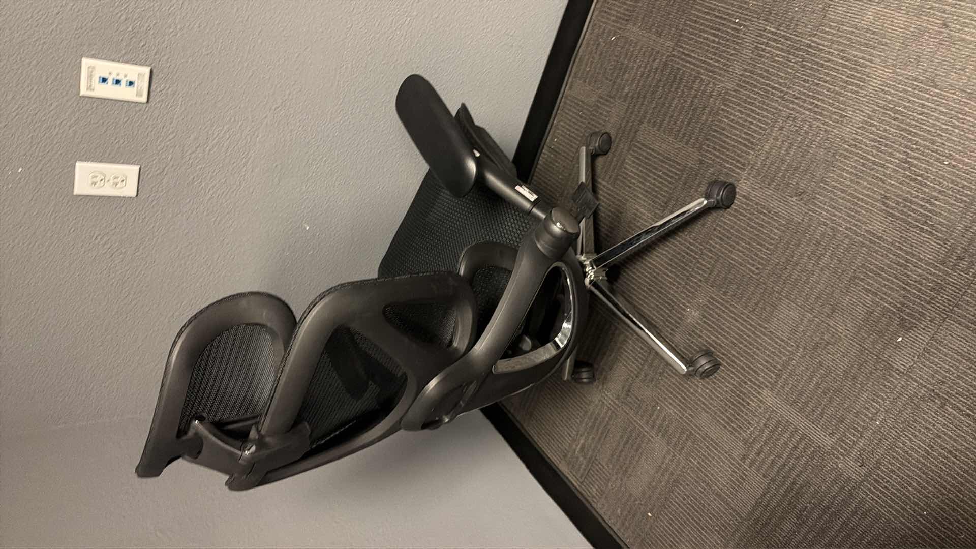 Photo 1 of Mesh ergonomic office chair