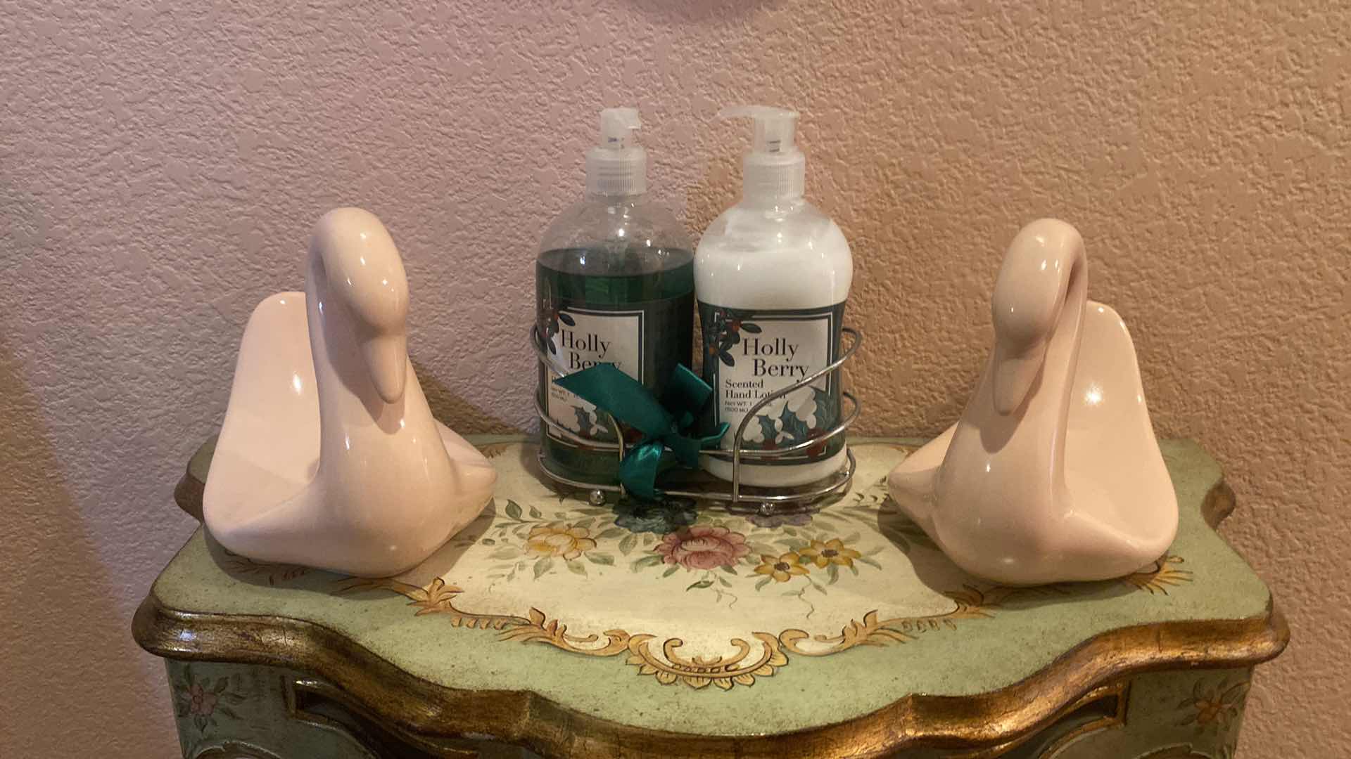 Photo 1 of 2 VINTAGE SWANS & NEW SOAP W LOTION