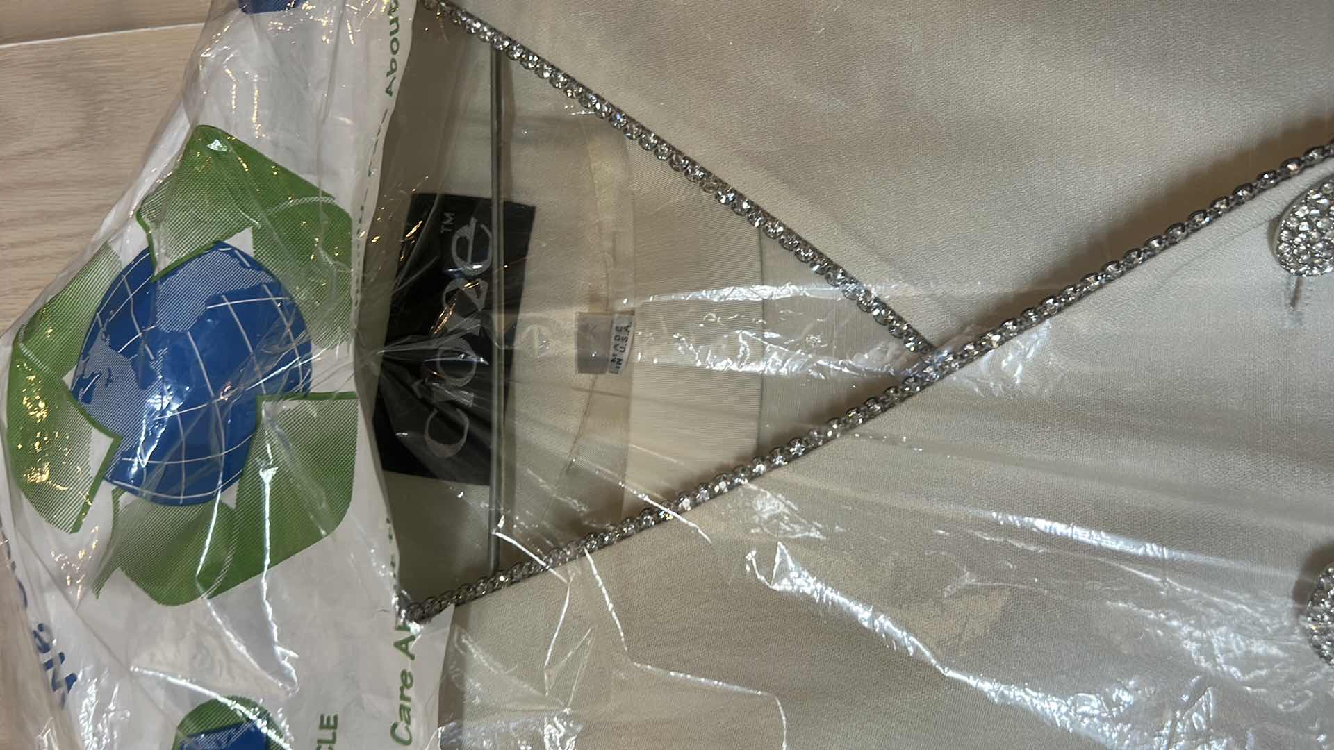 Photo 1 of 5 PC WOMENS CLOTHING SIZE
XL XXL