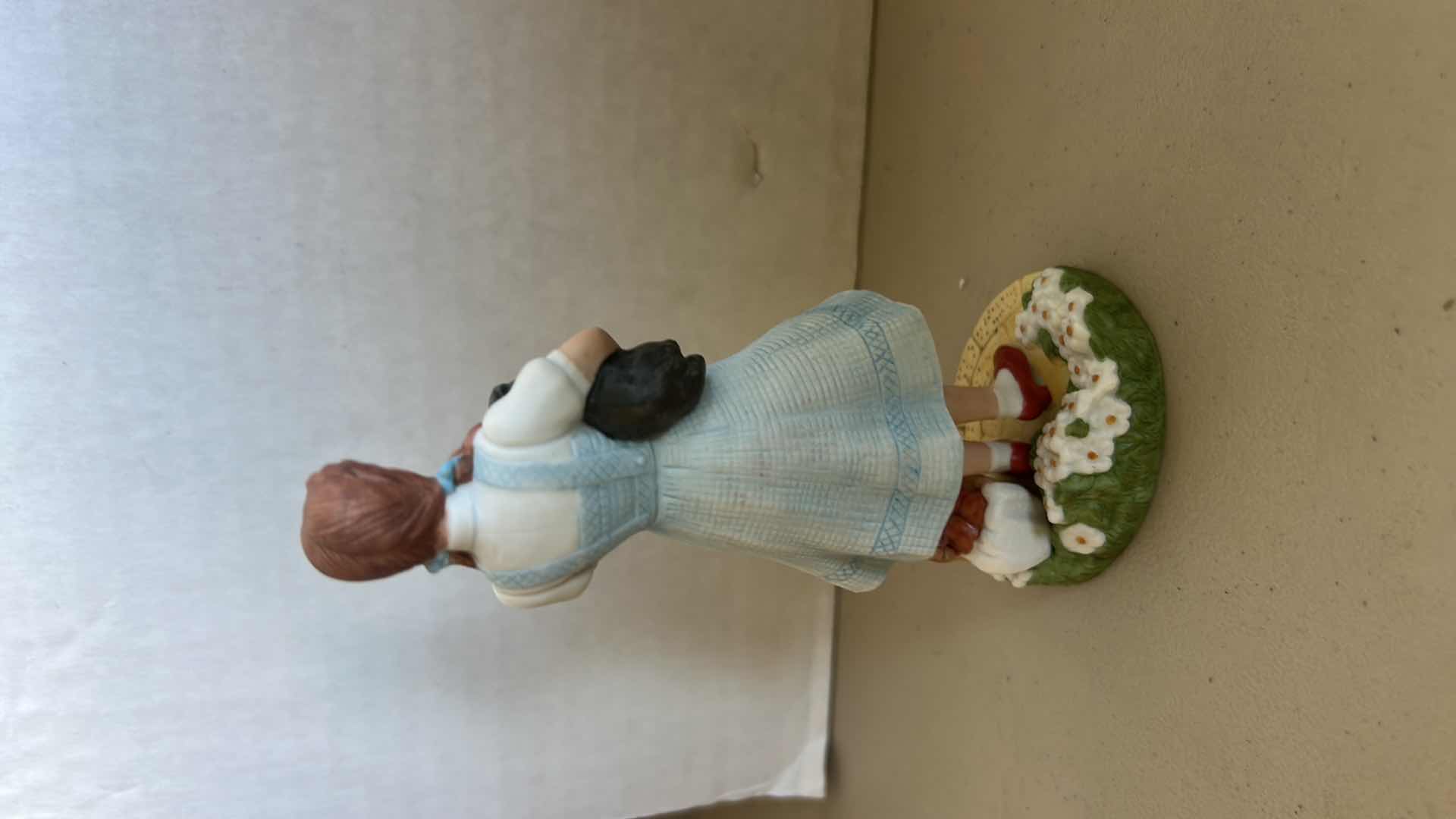 Photo 1 of AVON IMAGES OF HOLLYWOOD FIGURINES H6”