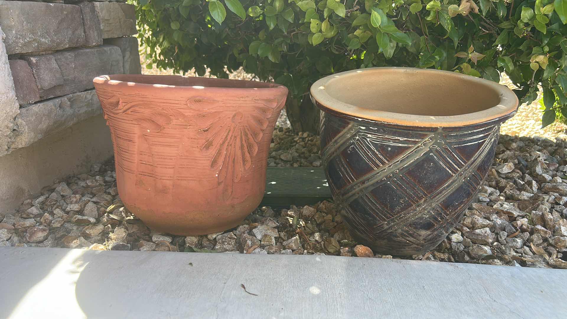 Photo 1 of 2 OUTDOOR POTTERY H10”