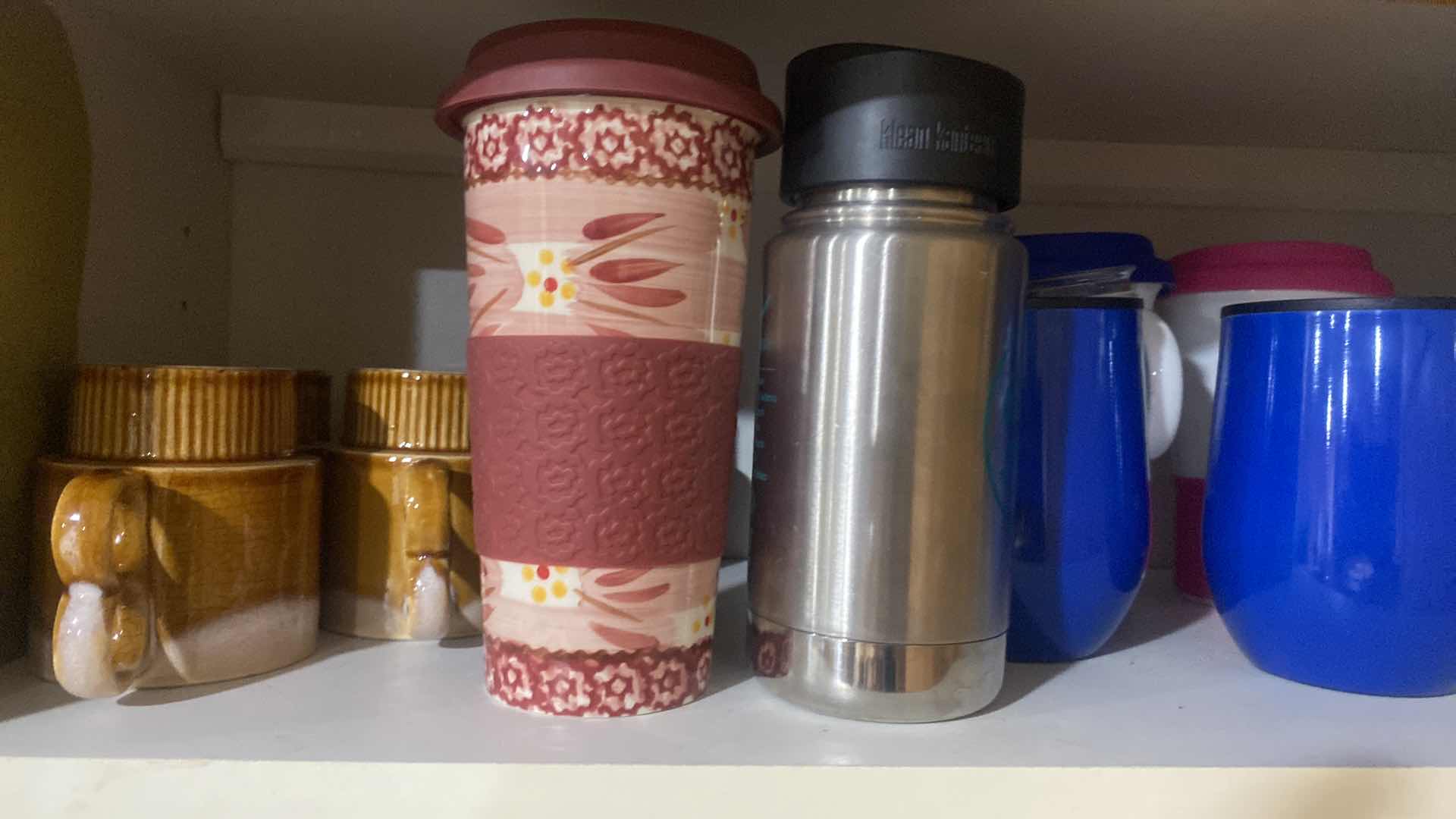Photo 1 of CONTENTS OF CABINET - COFFEE CUPS & TRAVEL CUPS