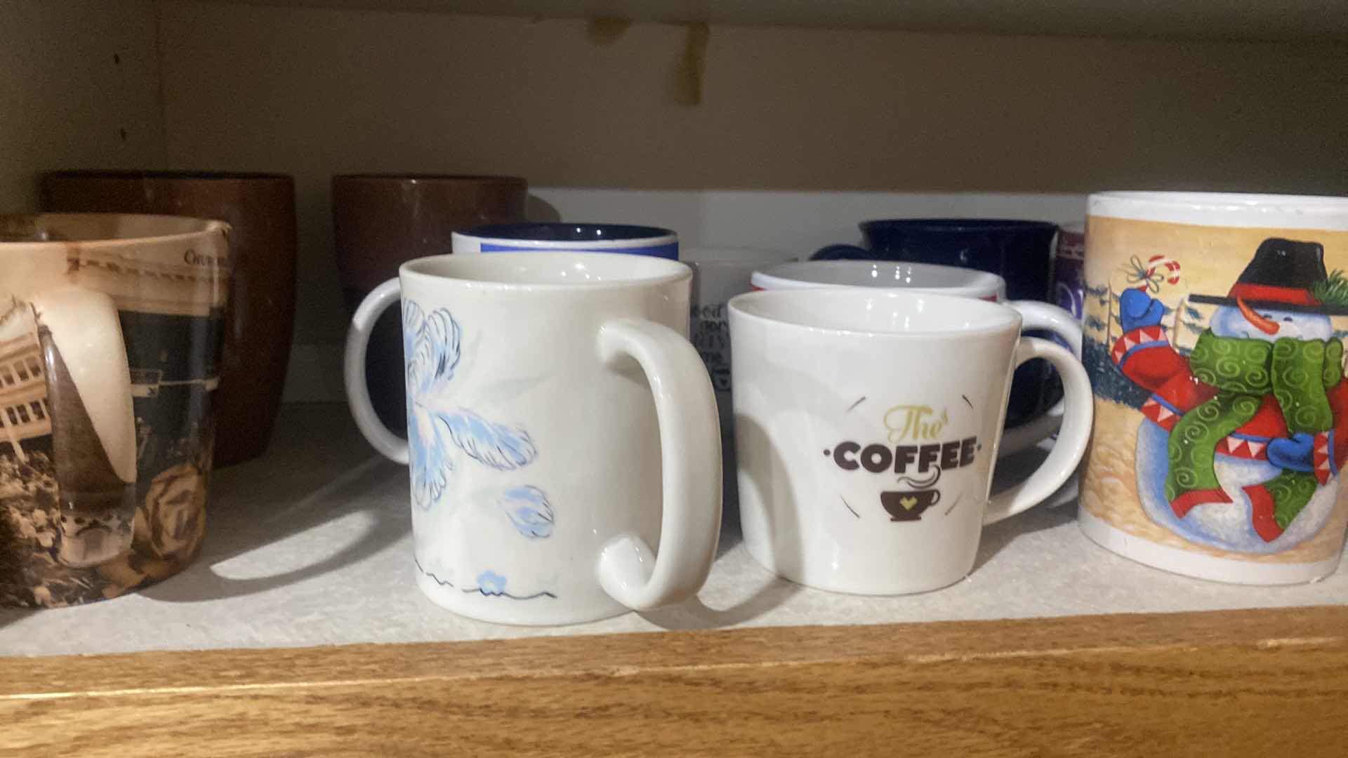 Photo 1 of CONTENTS OF CABINET - COFFEE CUPS & TRAVEL CUPS