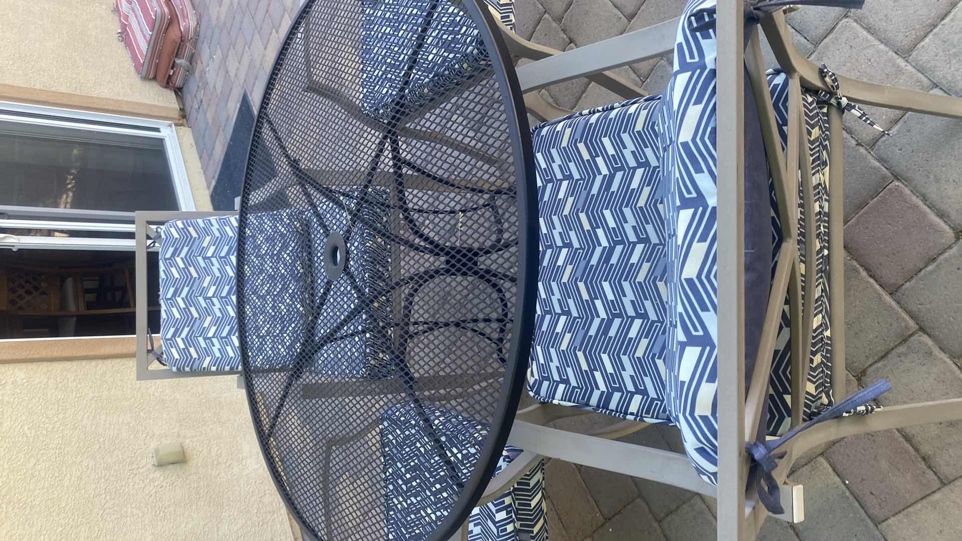 Photo 1 of 48” ROUND MESH PATIO SET WITH 4 CHAIRS H29”