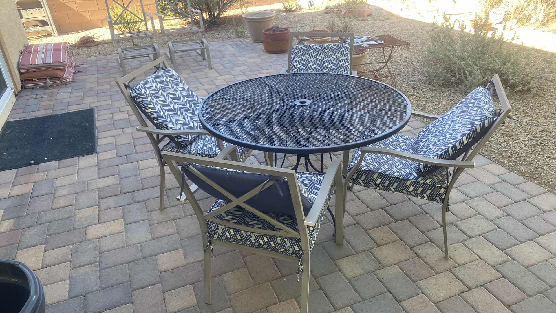 Photo 1 of 48” ROUND MESH PATIO SET WITH 4 CHAIRS H29”