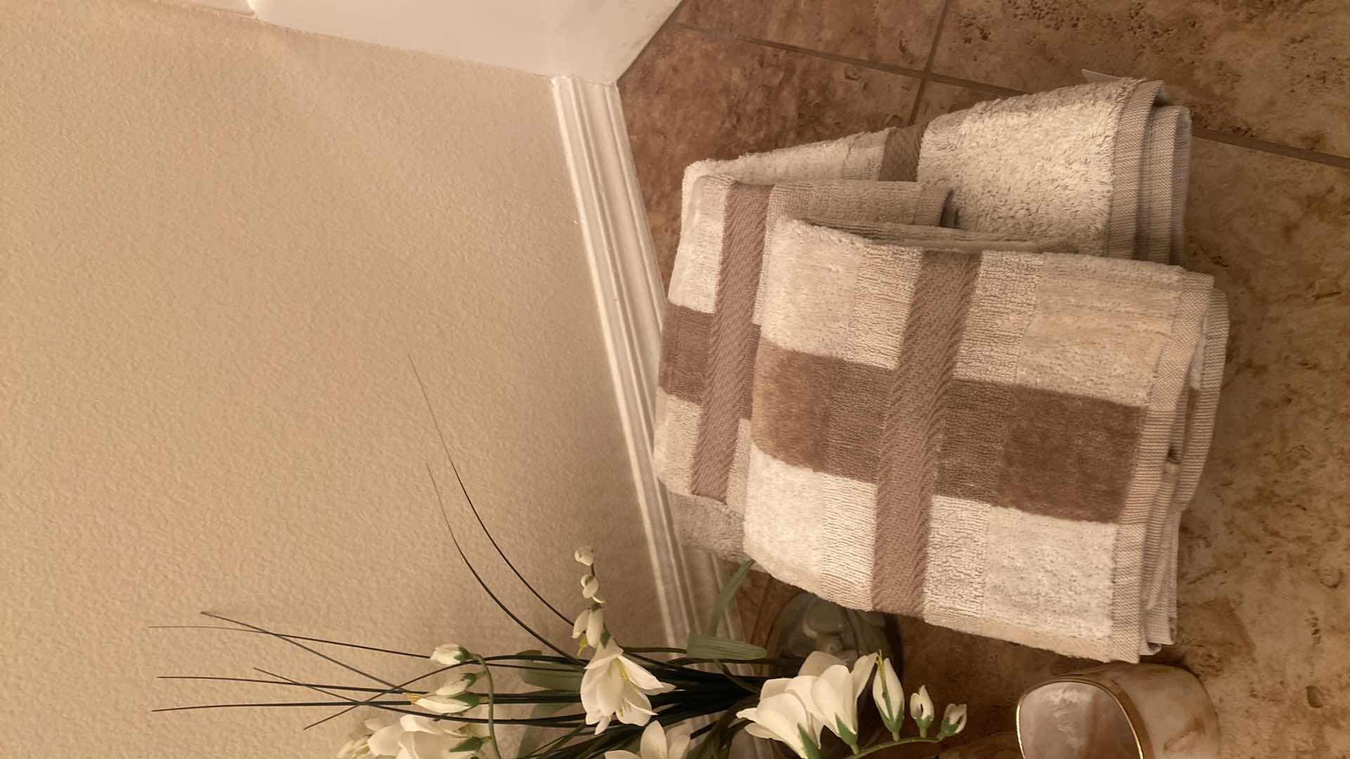 Photo 1 of BATHROOM PLASTIC ACCESSORIES, TOWELS, RUG & FAUX ORCHID H15”