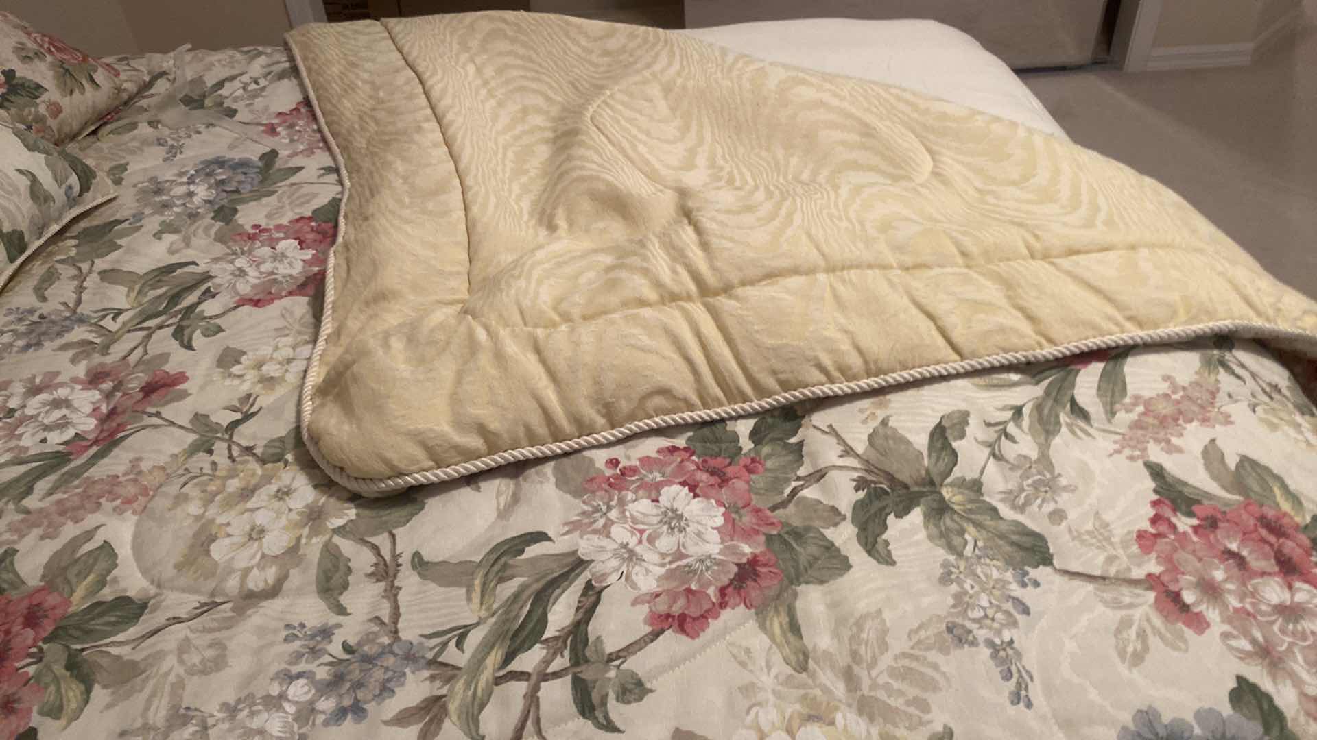 Photo 1 of QUEEN SIZE REVERSIBLE COMFORTER SET WITH SHEETS