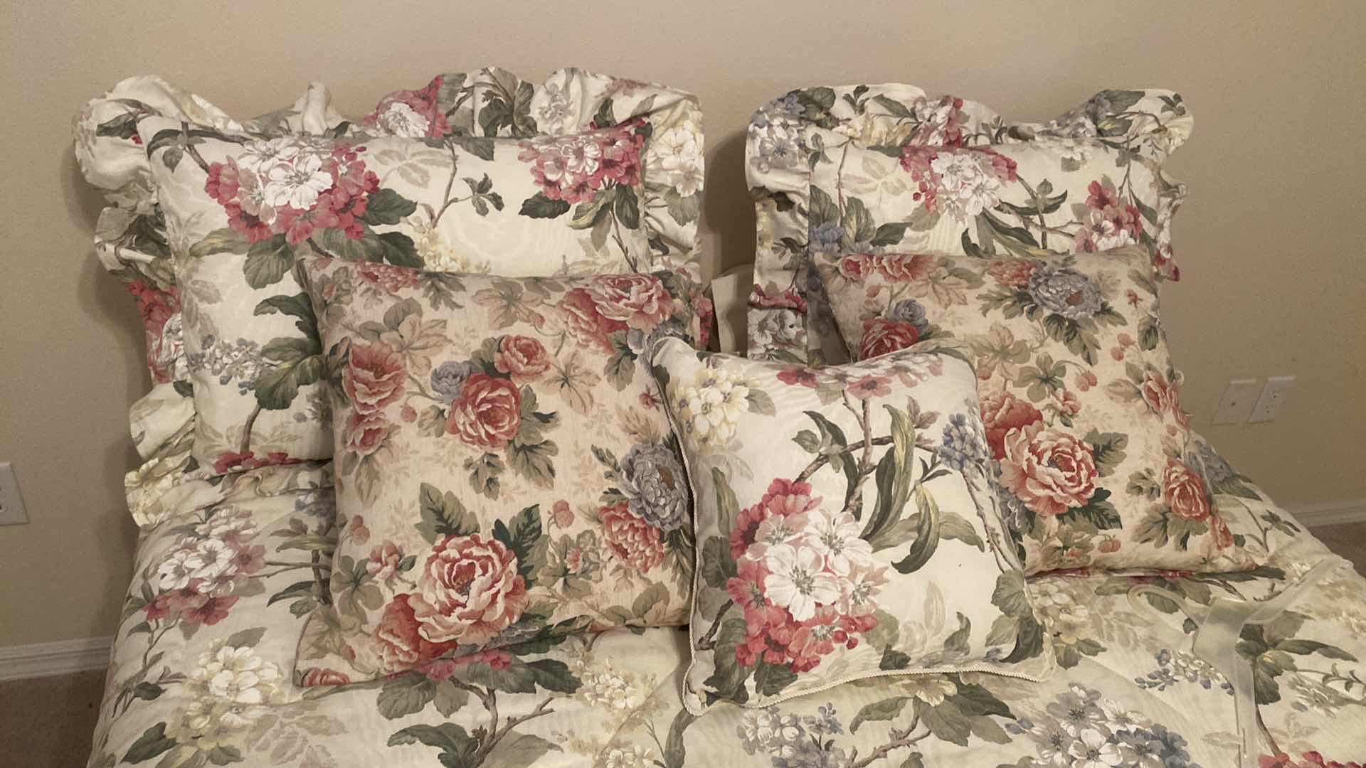 Photo 1 of QUEEN SIZE REVERSIBLE COMFORTER SET WITH SHEETS