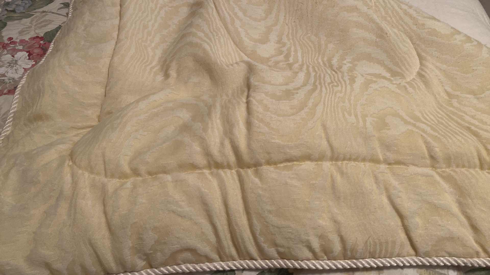 Photo 1 of QUEEN SIZE REVERSIBLE COMFORTER SET WITH SHEETS