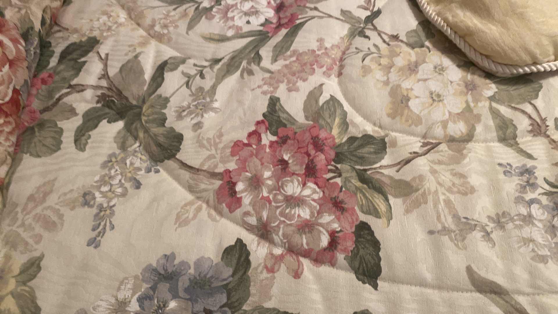 Photo 1 of QUEEN SIZE REVERSIBLE COMFORTER SET WITH SHEETS